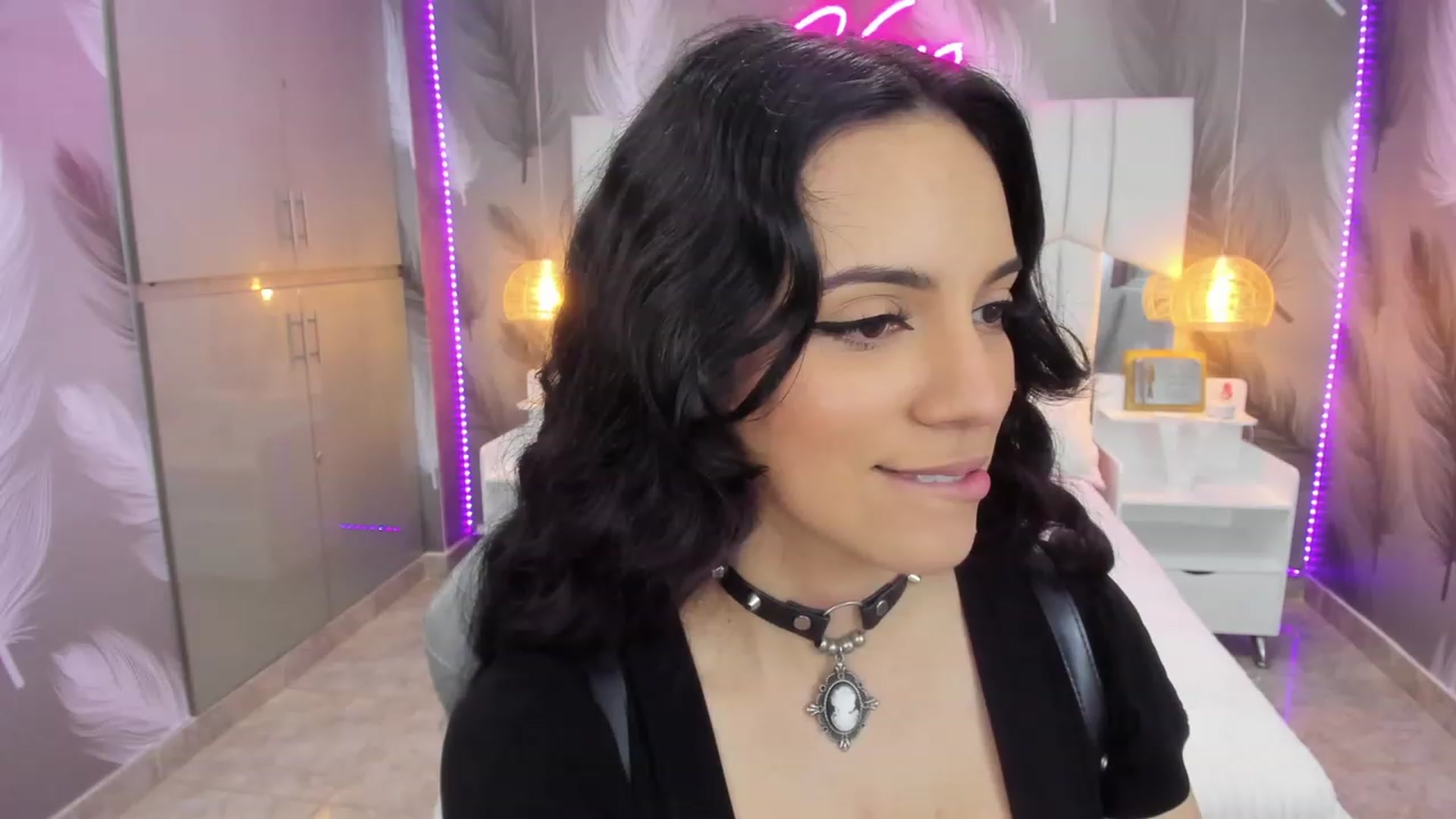 Gallery image thumbnail from SkinnyVeronik's myfreecams stream on, 11/18/2022, 13:21 image 19 of 20
