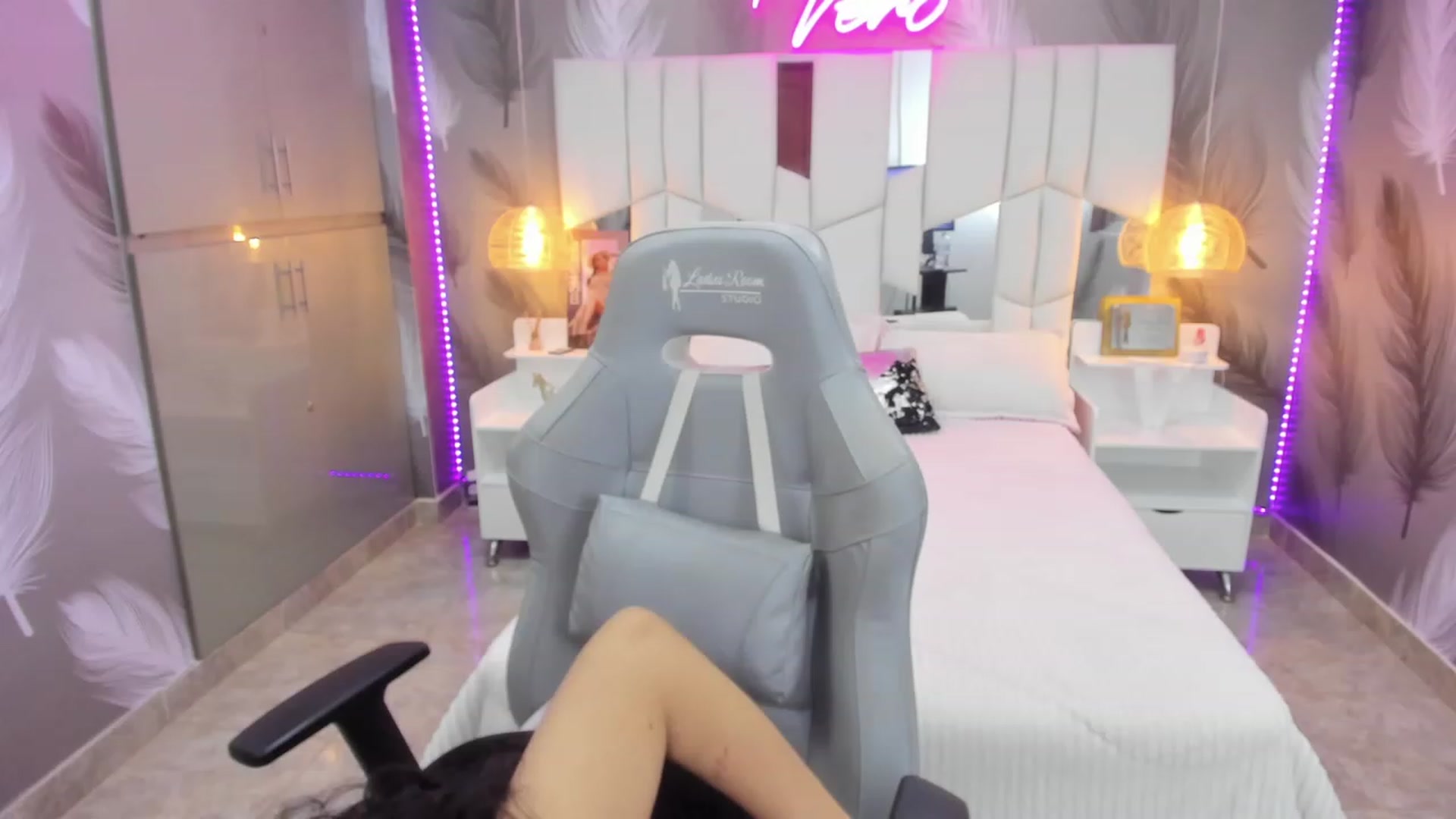 Gallery image thumbnail from SkinnyVeronik's myfreecams stream on, 11/18/2022, 13:21 image 1 of 20
