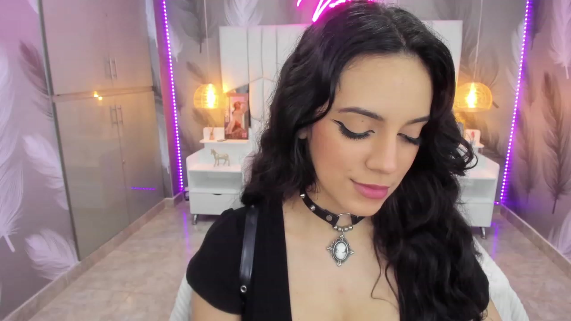 Gallery image thumbnail from SkinnyVeronik's myfreecams stream on, 11/18/2022, 13:21 image 3 of 20