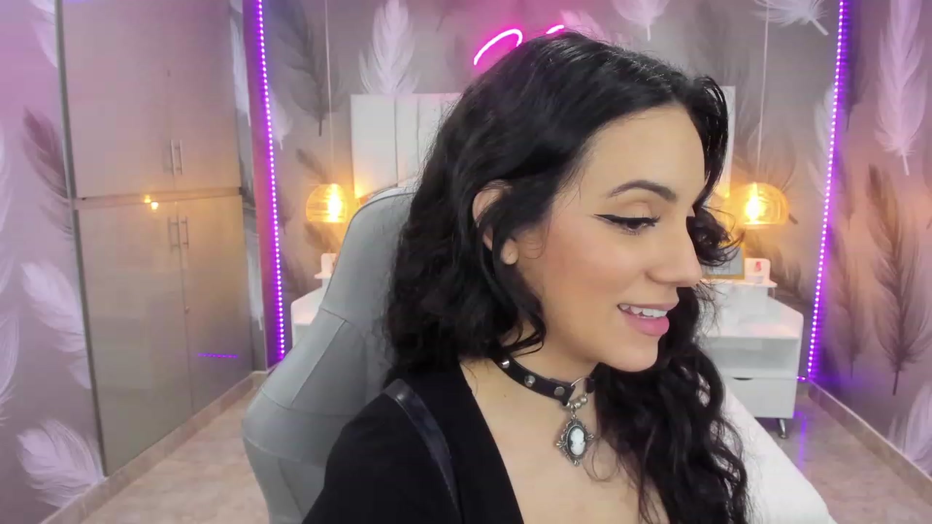 Gallery image thumbnail from SkinnyVeronik's myfreecams stream on, 11/18/2022, 13:21 image 12 of 20