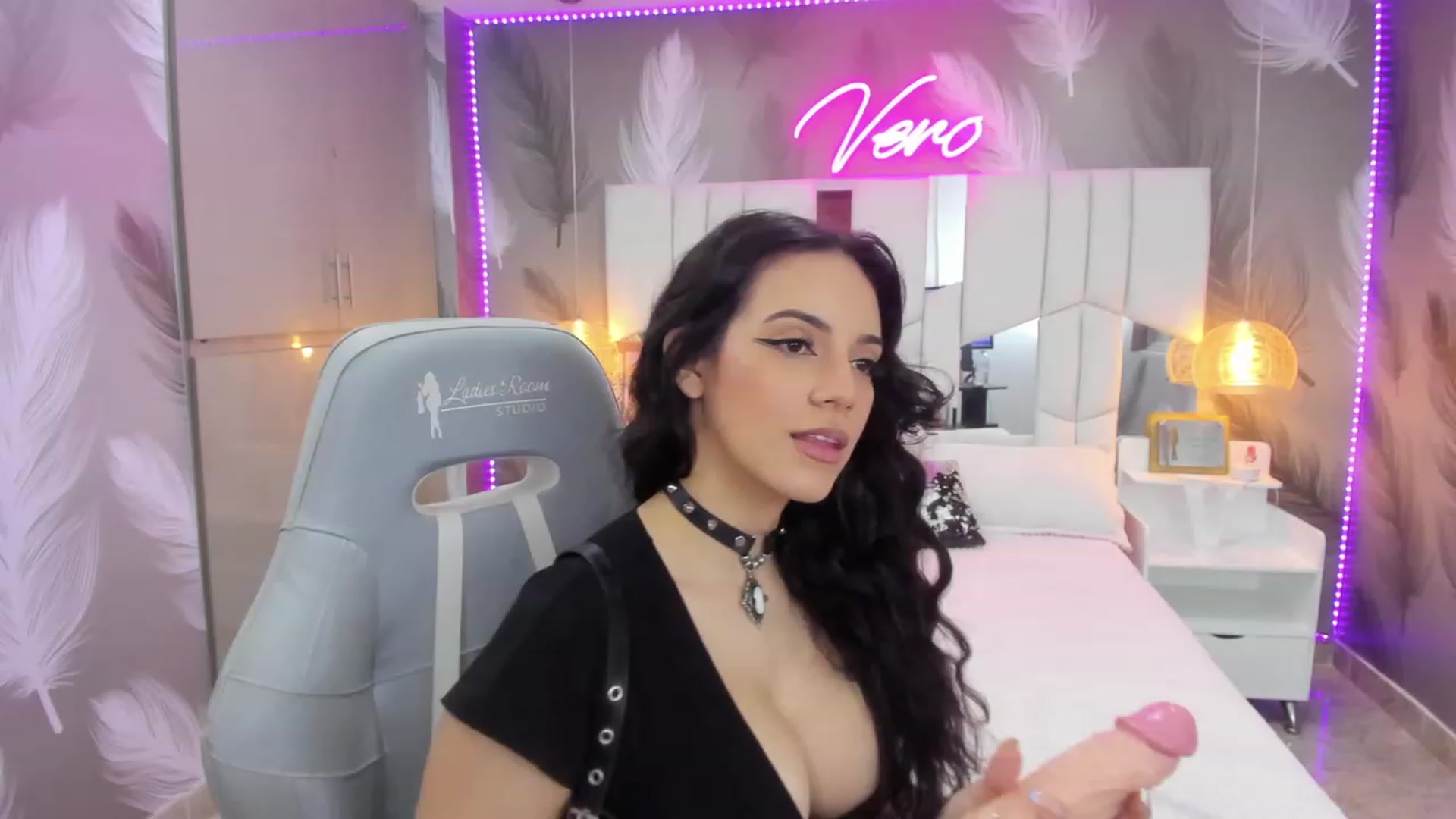 Gallery image thumbnail from SkinnyVeronik's myfreecams stream on, 11/18/2022, 13:21 image 9 of 20