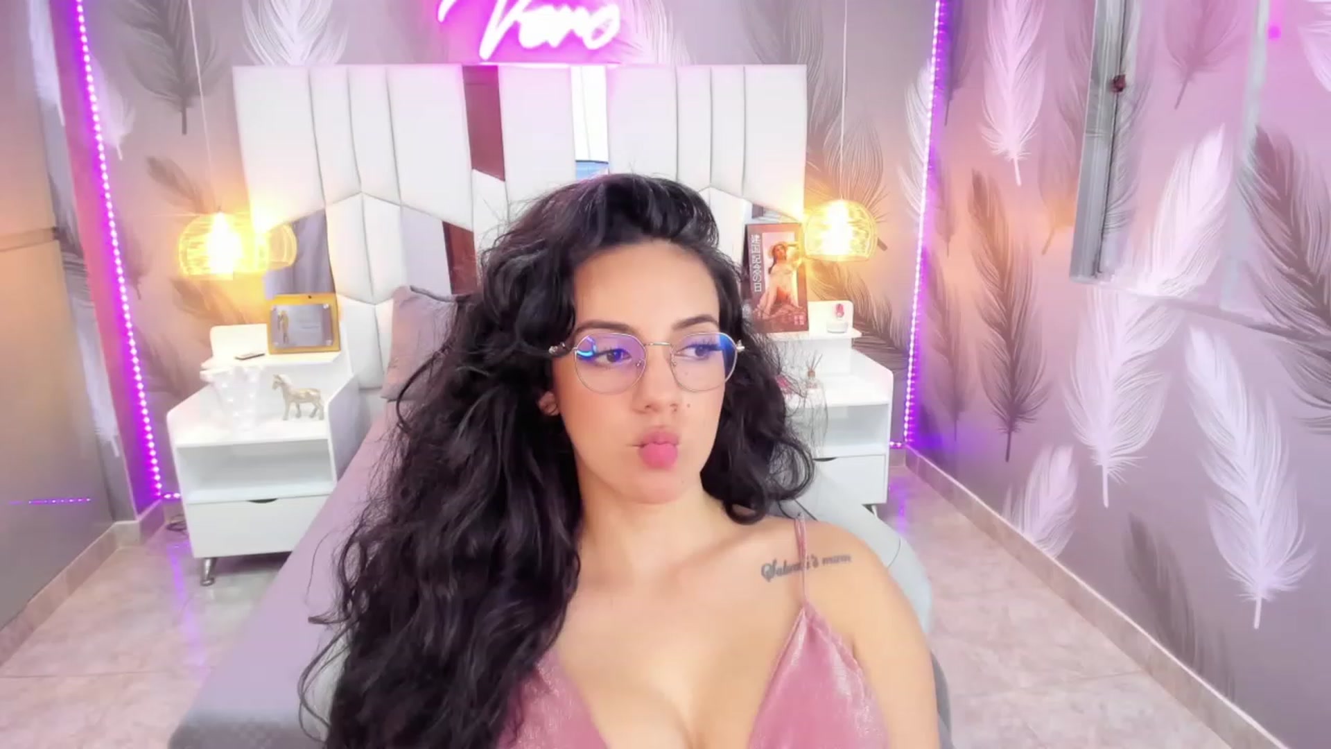 Gallery image thumbnail from SkinnyVeronik's myfreecams stream on, 12/23/2022, 14:28 image 13 of 20