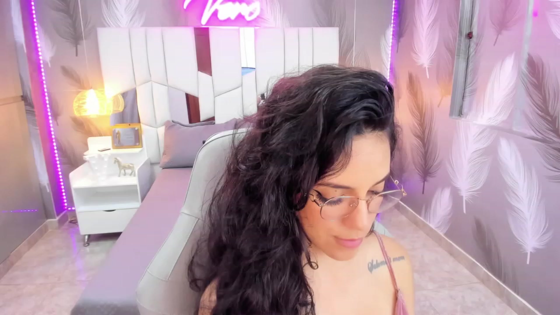 Gallery image thumbnail from SkinnyVeronik's myfreecams stream on, 12/23/2022, 14:28 image 18 of 20