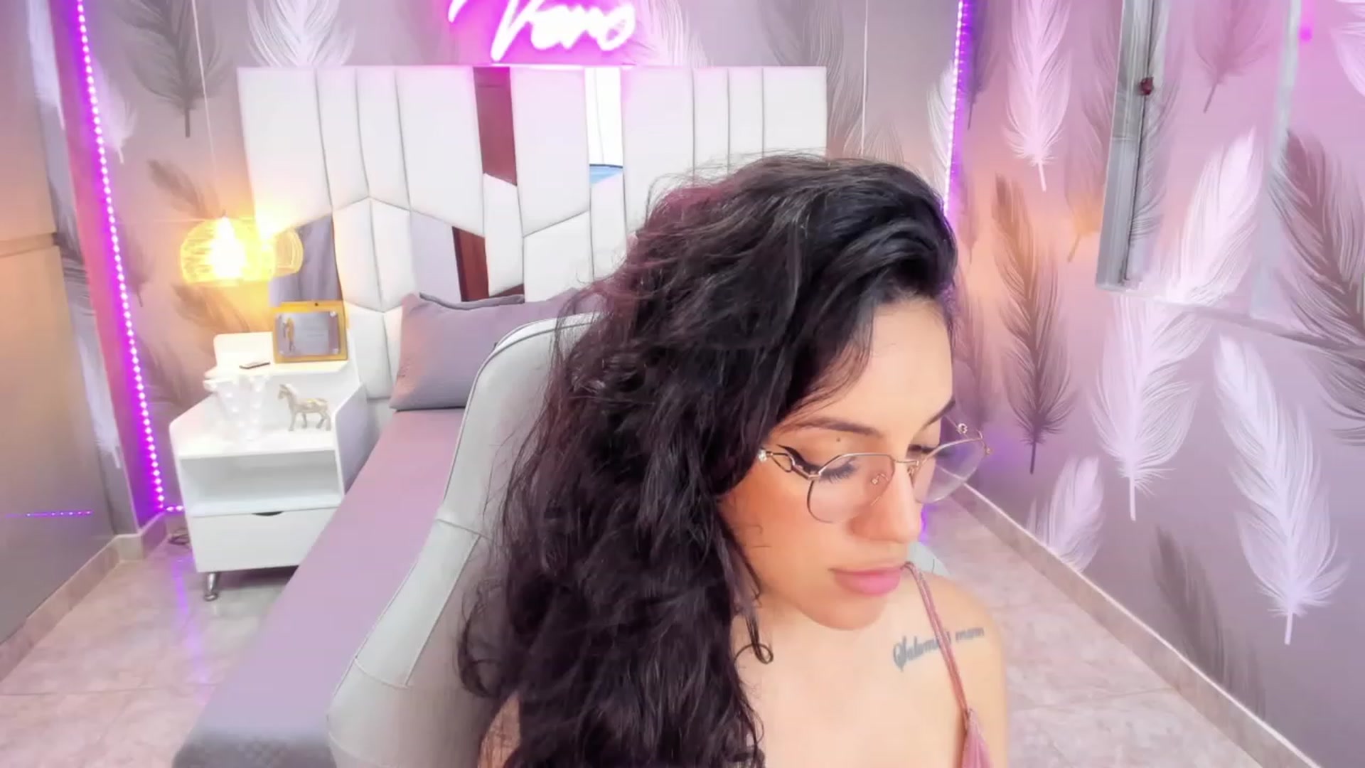 Gallery image thumbnail from SkinnyVeronik's myfreecams stream on, 12/23/2022, 14:28 image 17 of 20