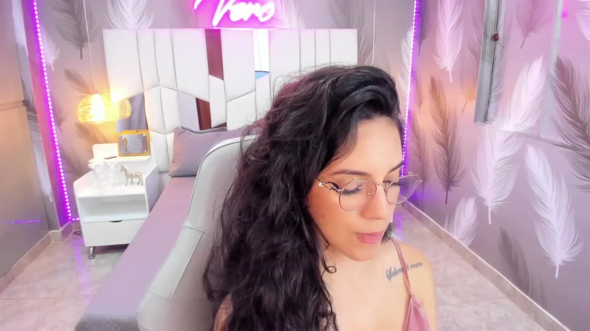 Gallery image thumbnail from SkinnyVeronik's myfreecams stream on, 12/23/2022, 14:28 image 16 of 20