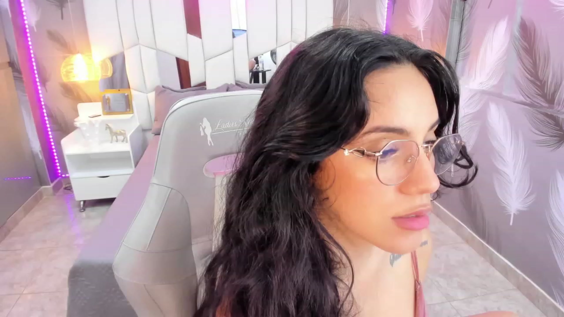 Gallery image thumbnail from SkinnyVeronik's myfreecams stream on, 12/23/2022, 14:28 image 4 of 20