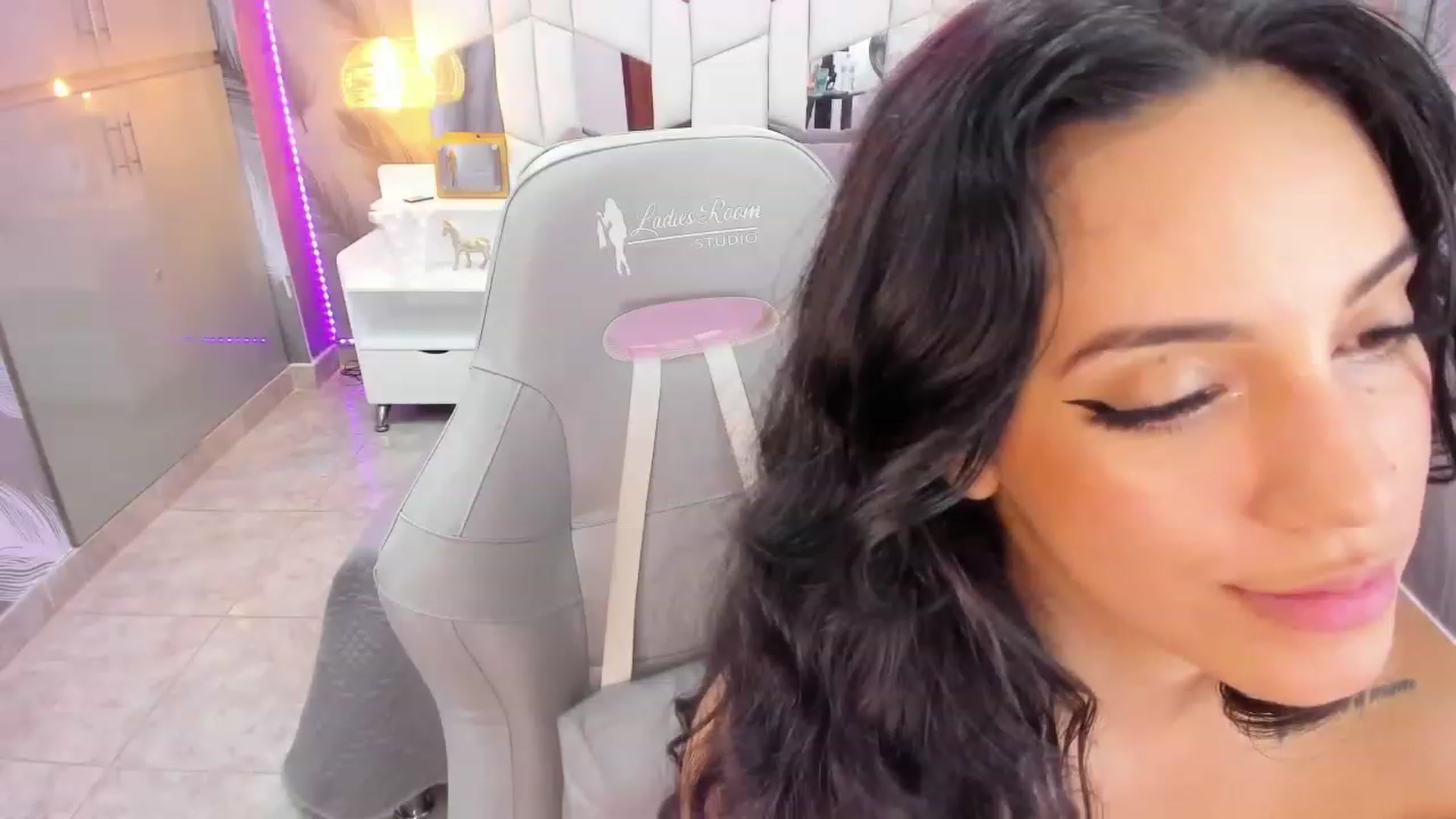 Gallery image thumbnail from SkinnyVeronik's myfreecams stream on, 12/23/2022, 16:54 image 15 of 20