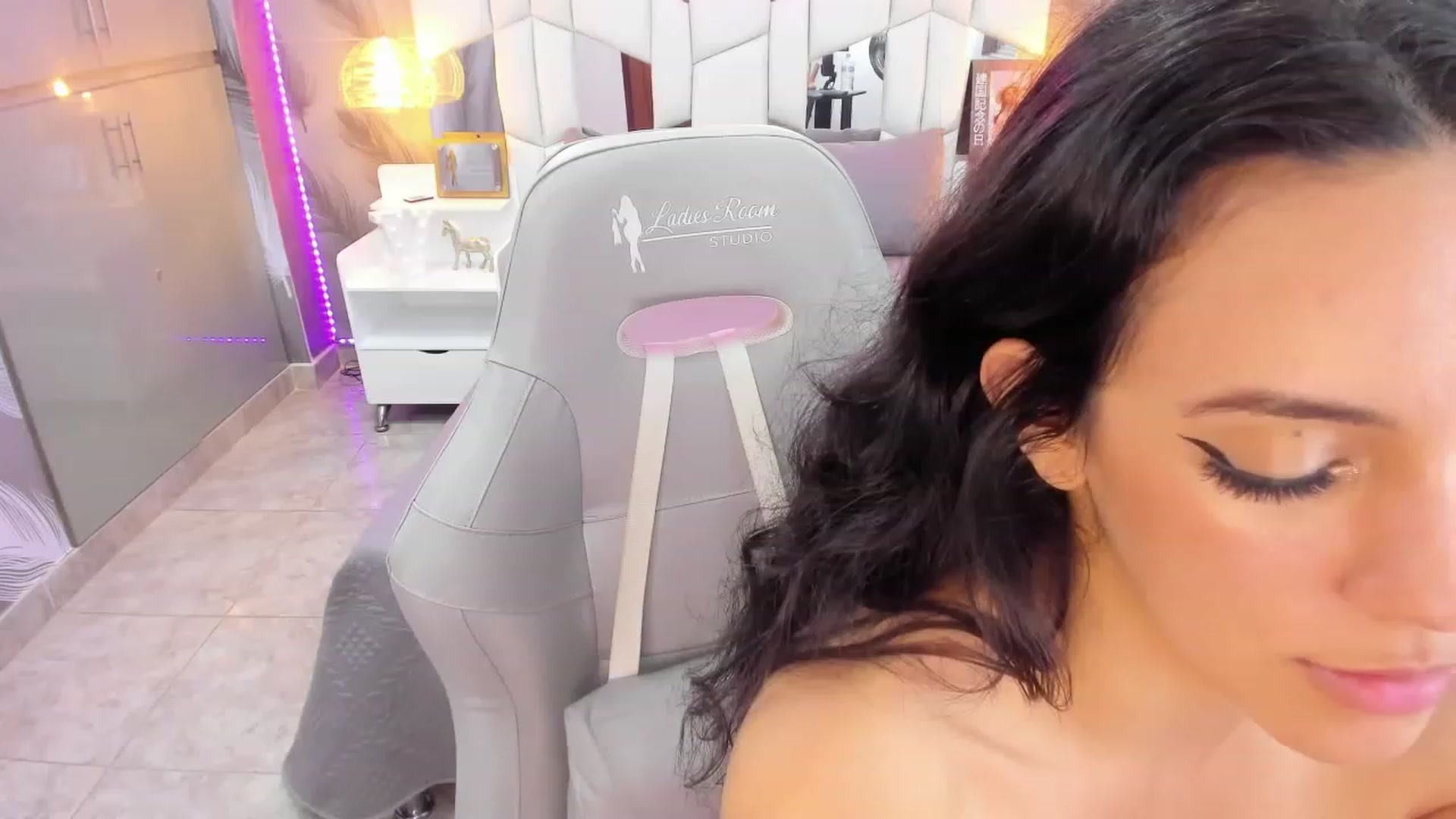 Gallery image thumbnail from SkinnyVeronik's myfreecams stream on, 12/23/2022, 16:54 image 13 of 20