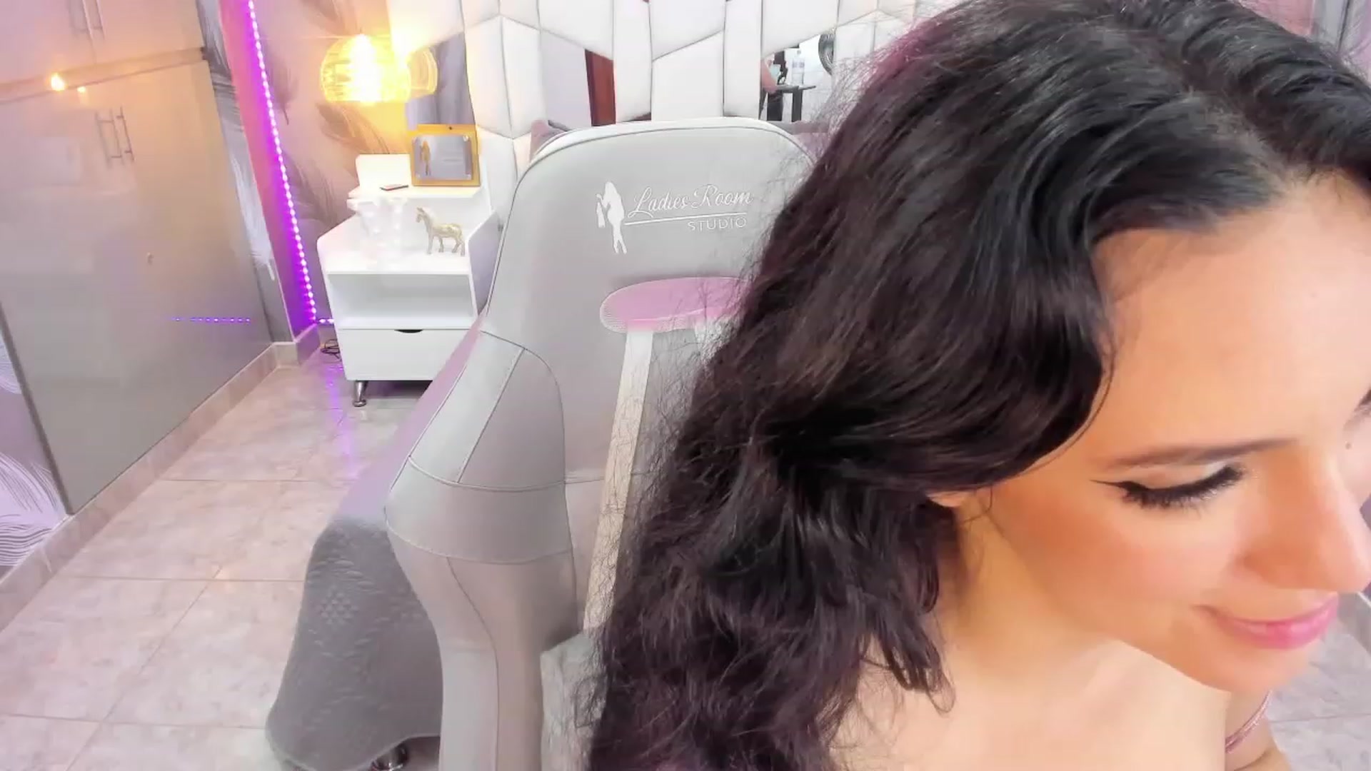 Gallery image thumbnail from SkinnyVeronik's myfreecams stream on, 12/23/2022, 16:54 image 12 of 20