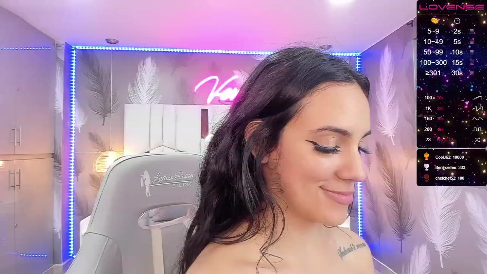 Gallery image thumbnail from SkinnyVeronik's myfreecams stream on, 12/24/2022, 18:34 image 19 of 20