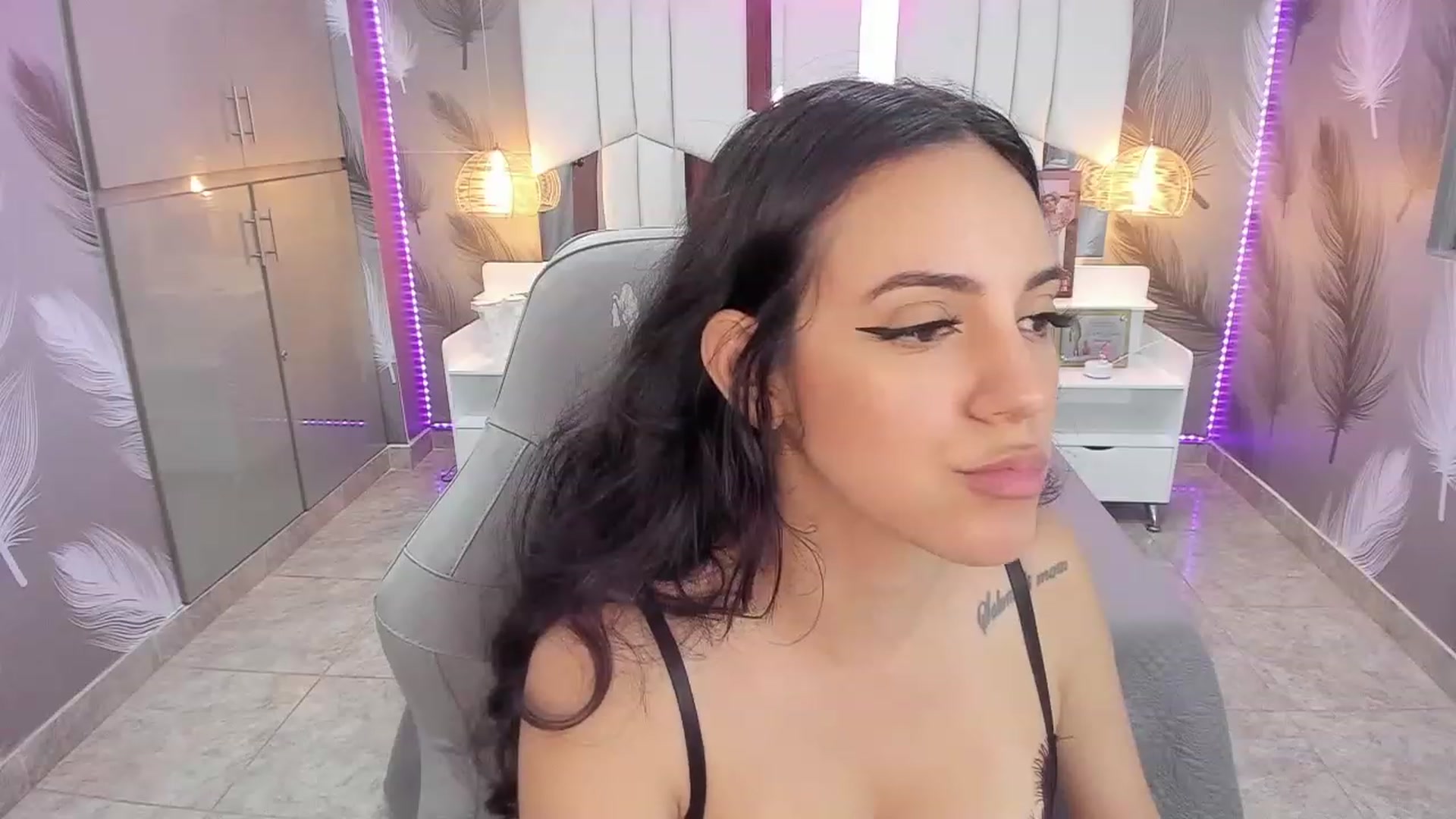 Gallery image thumbnail from SkinnyVeronik's myfreecams stream on, 12/27/2022, 14:51 image 16 of 20