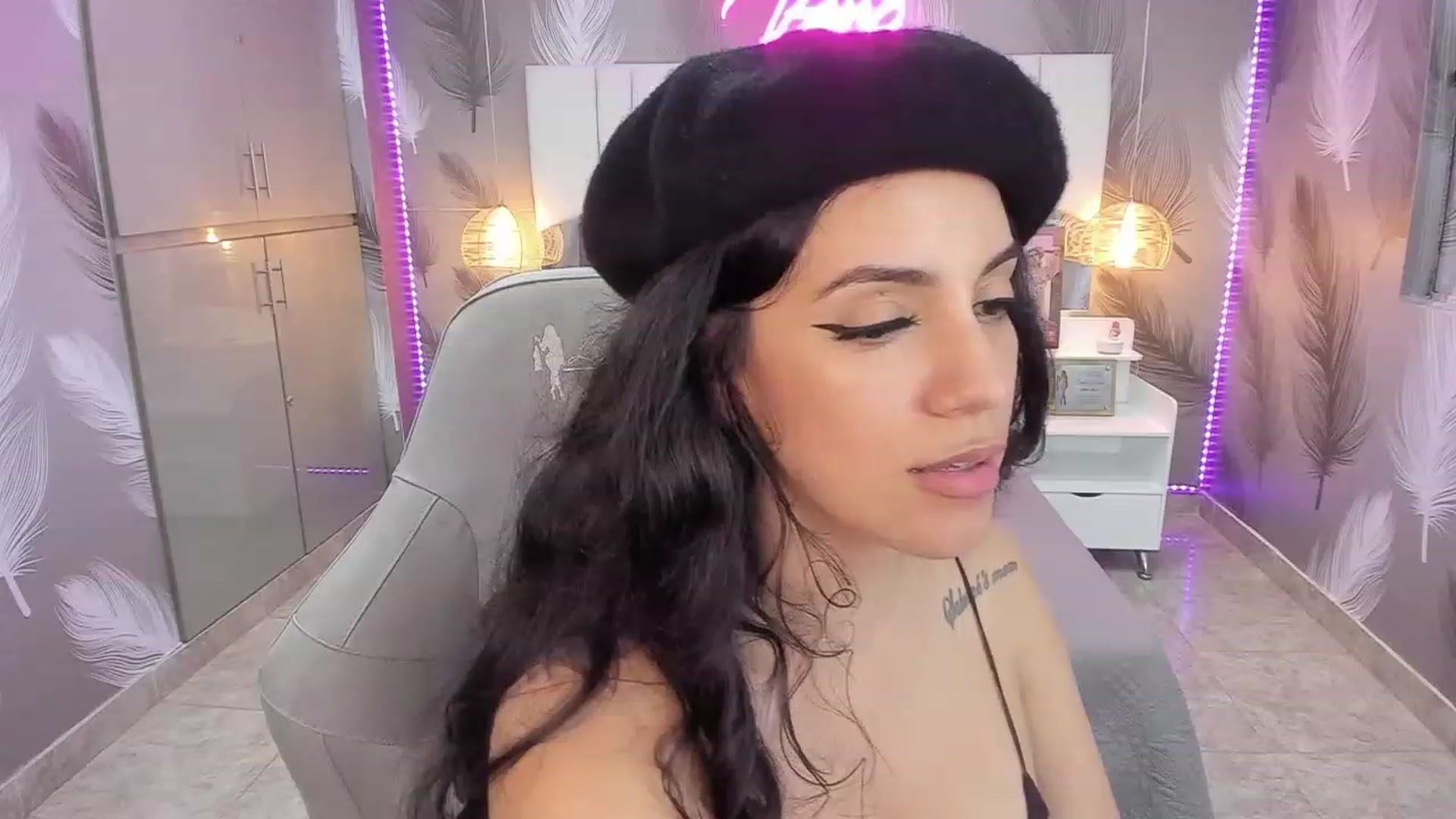 Gallery image thumbnail from SkinnyVeronik's myfreecams stream on, 12/27/2022, 17:38 image 12 of 20