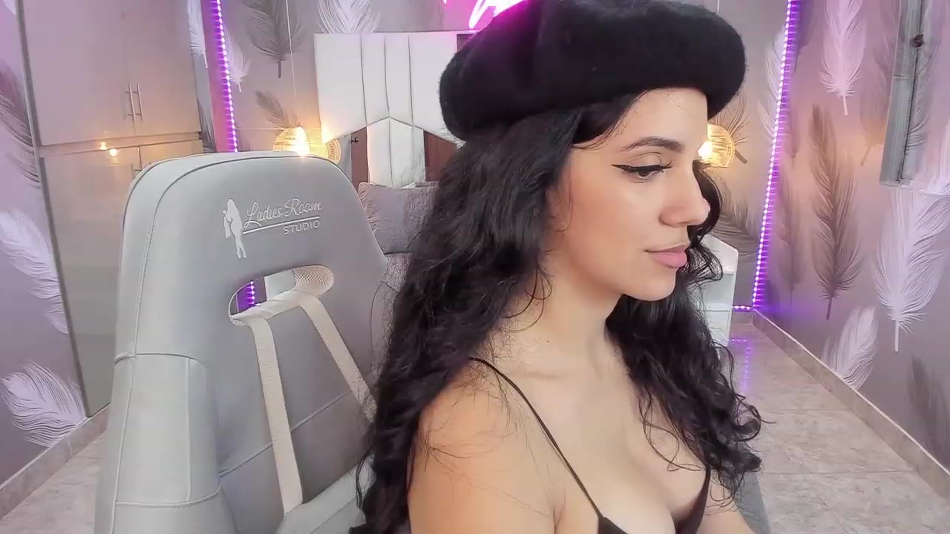 Gallery image thumbnail from SkinnyVeronik's myfreecams stream on, 12/27/2022, 17:38 image 9 of 20