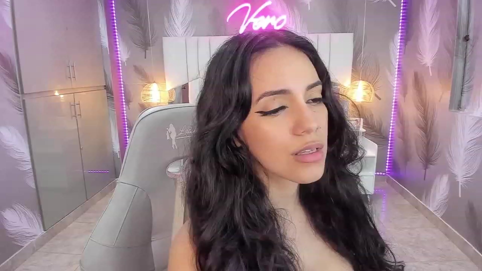 Gallery image thumbnail from SkinnyVeronik's myfreecams stream on, 12/27/2022, 17:38 image 16 of 20