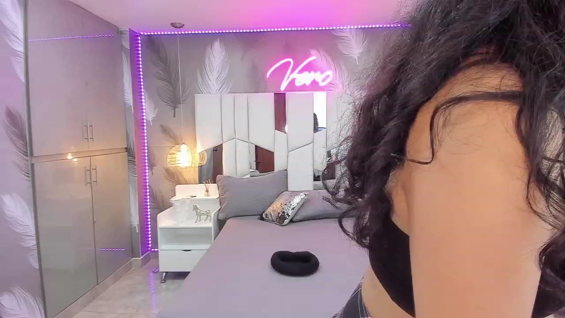 Gallery image thumbnail from SkinnyVeronik's myfreecams stream on, 12/27/2022, 17:38 image 15 of 20