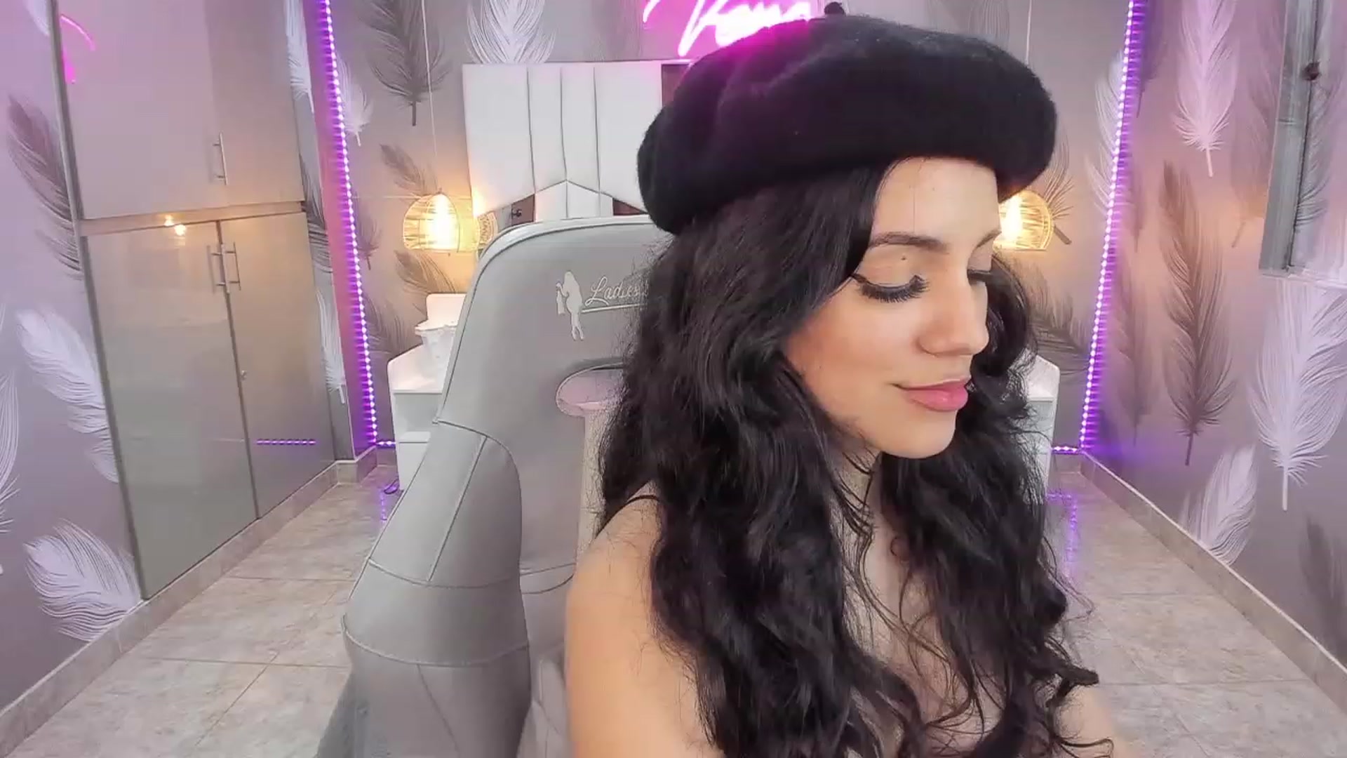 Gallery image thumbnail from SkinnyVeronik's myfreecams stream on, 12/27/2022, 17:38 image 1 of 20