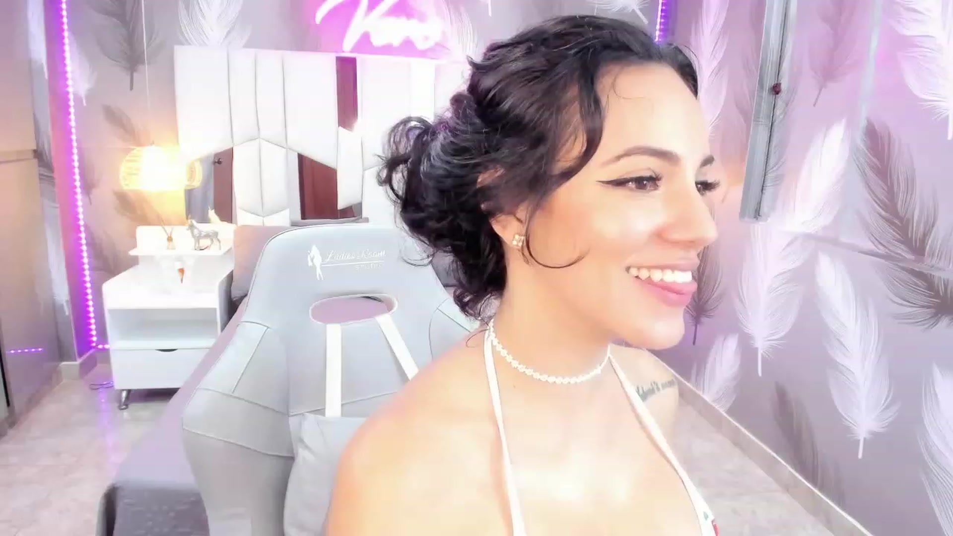 Gallery image thumbnail from SkinnyVeronik's myfreecams stream on, 12/30/2022, 15:43 image 5 of 20