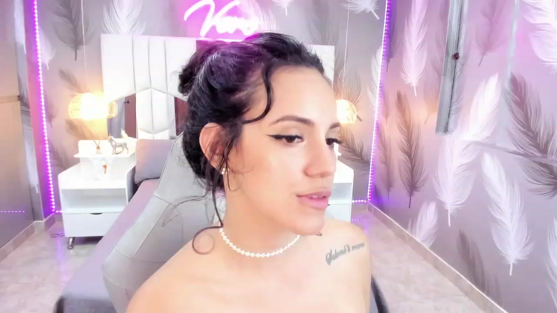 Gallery image thumbnail from SkinnyVeronik's myfreecams stream on, 12/30/2022, 18:23 image 13 of 20