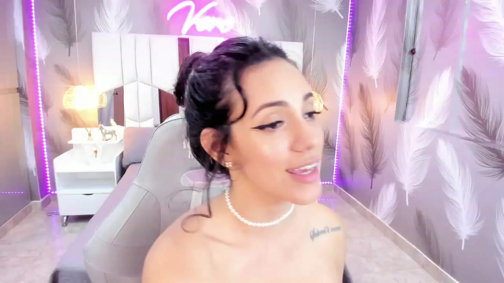 Gallery image thumbnail from SkinnyVeronik's myfreecams stream on, 12/30/2022, 18:23 image 14 of 20
