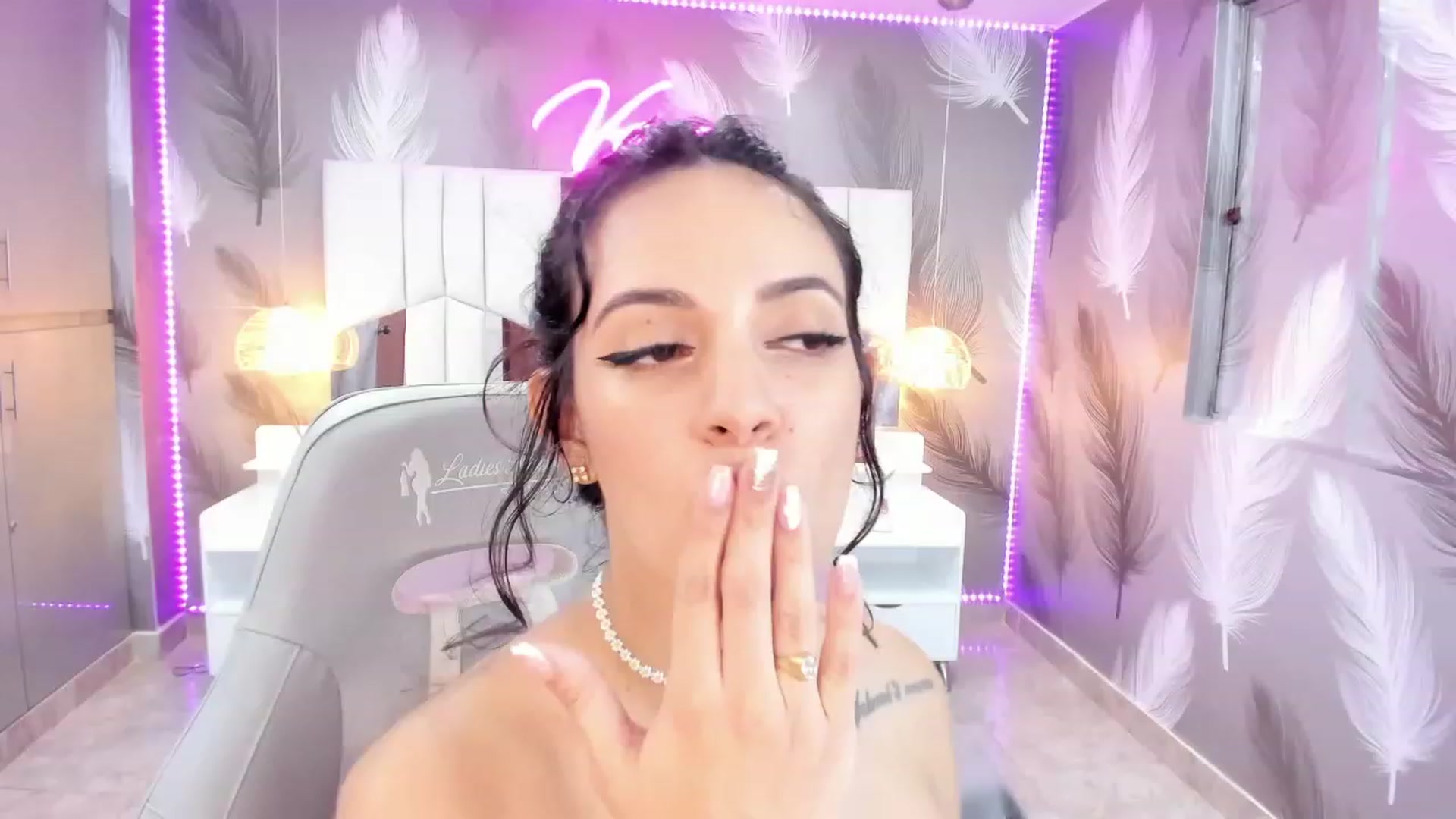 Gallery image thumbnail from SkinnyVeronik's myfreecams stream on, 12/30/2022, 18:23 image 19 of 20