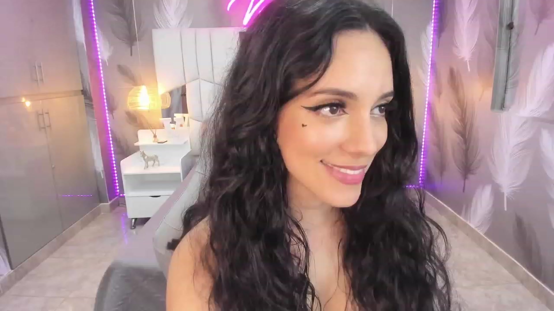 Gallery image thumbnail from SkinnyVeronik's myfreecams stream on, 12/31/2022, 17:54 image 17 of 20