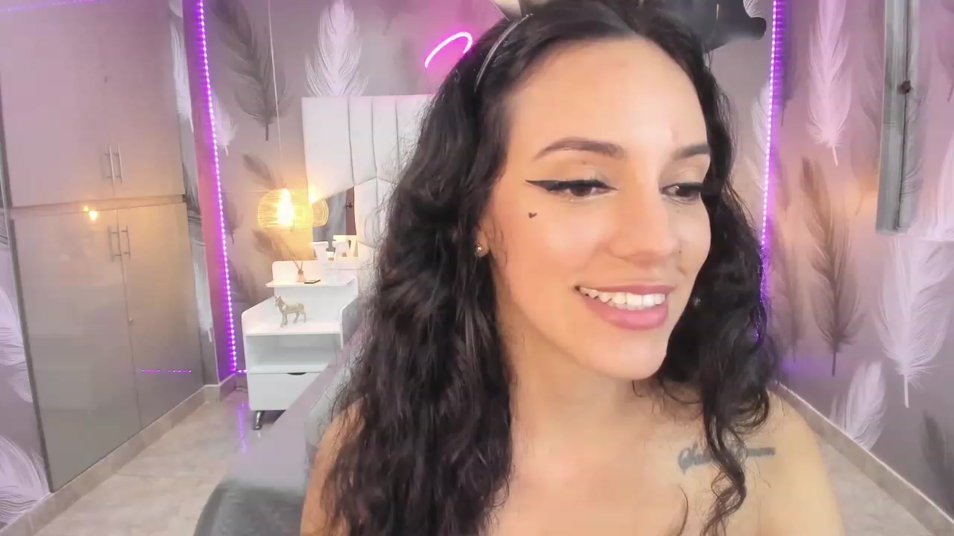 Gallery image thumbnail from SkinnyVeronik's myfreecams stream on, 12/31/2022, 18:32 image 2 of 20