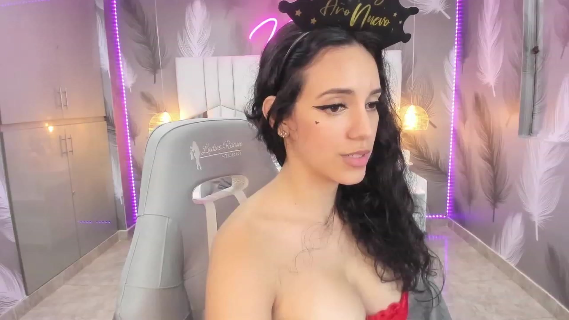 Gallery image thumbnail from SkinnyVeronik's myfreecams stream on, 12/31/2022, 18:32 image 8 of 20
