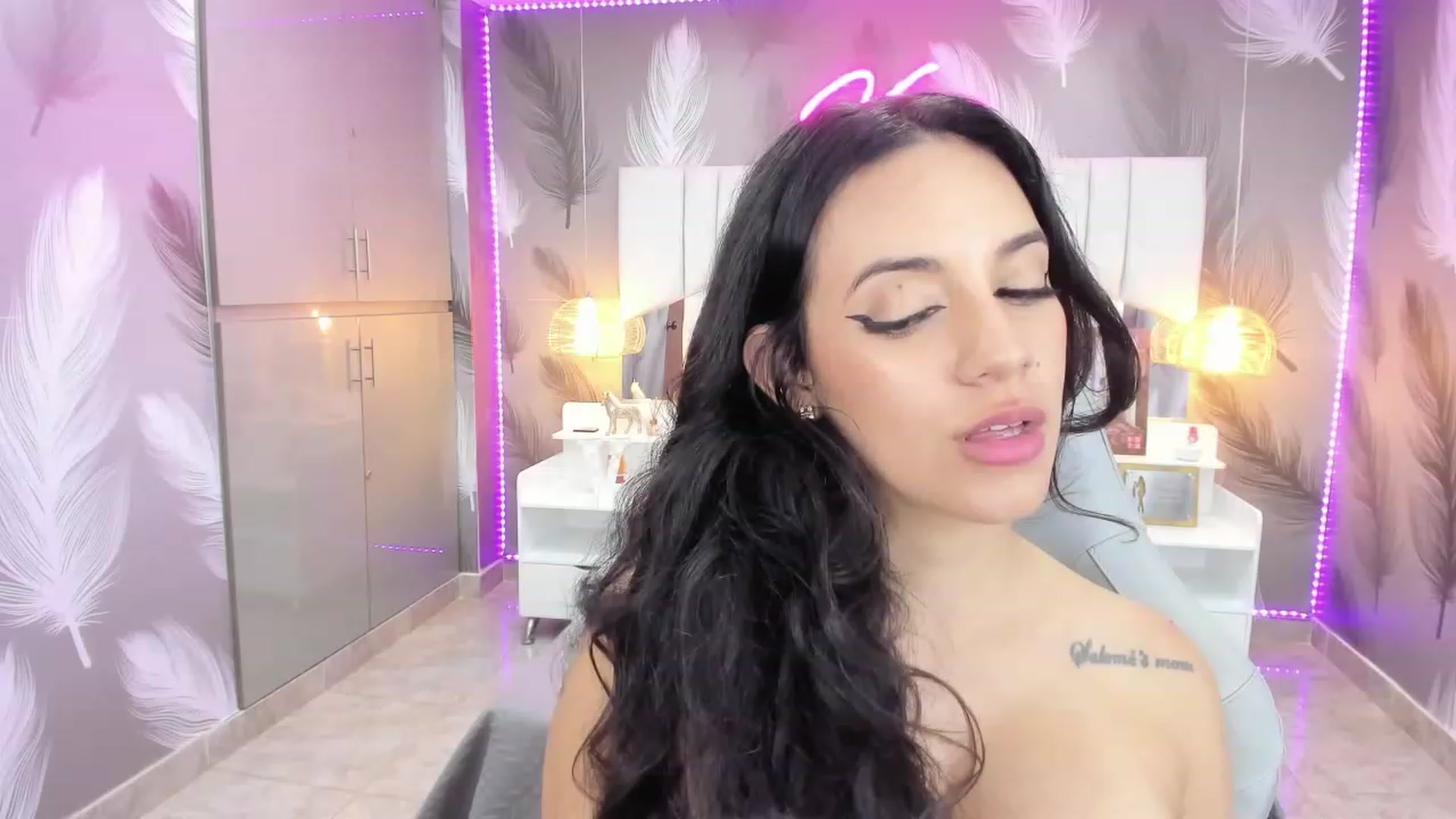 Gallery image thumbnail from SkinnyVeronik's myfreecams stream on, 01/04/2023, 18:19 image 4 of 20
