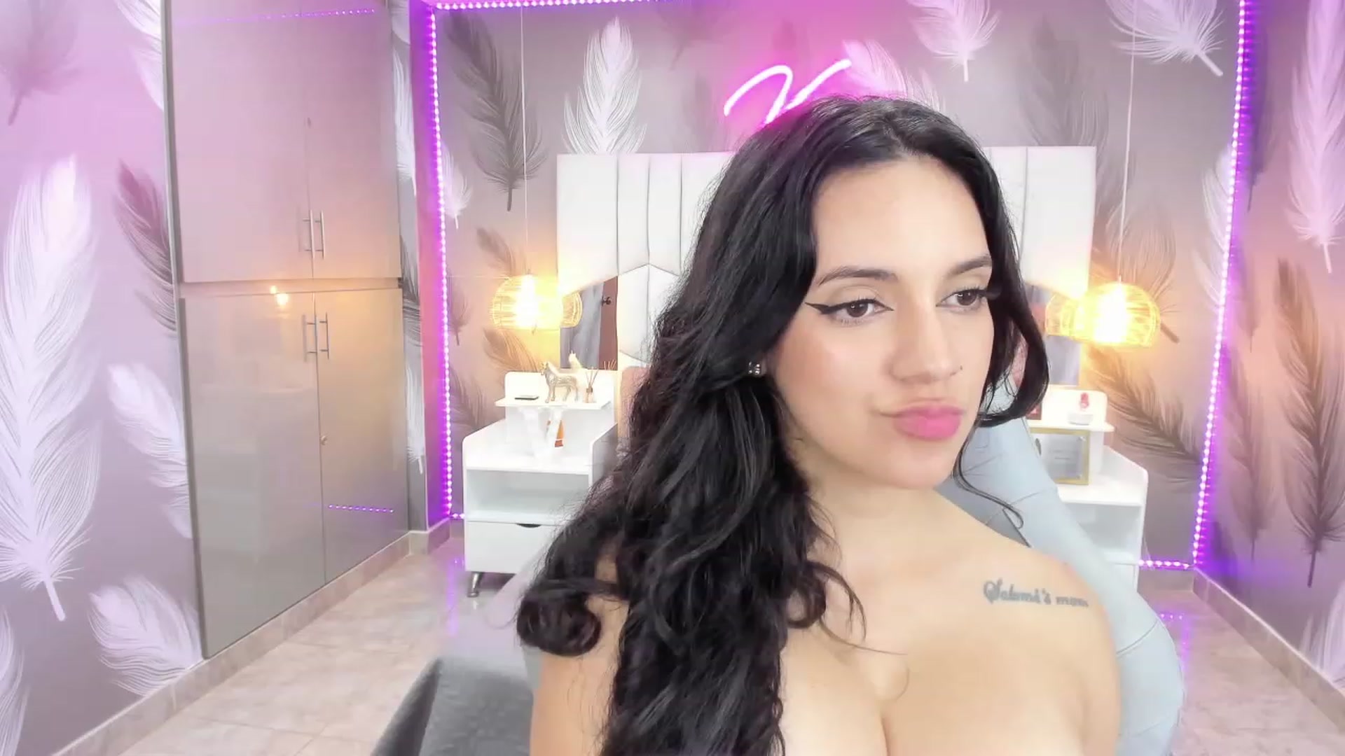 Gallery image thumbnail from SkinnyVeronik's myfreecams stream on, 01/04/2023, 18:19 image 3 of 20