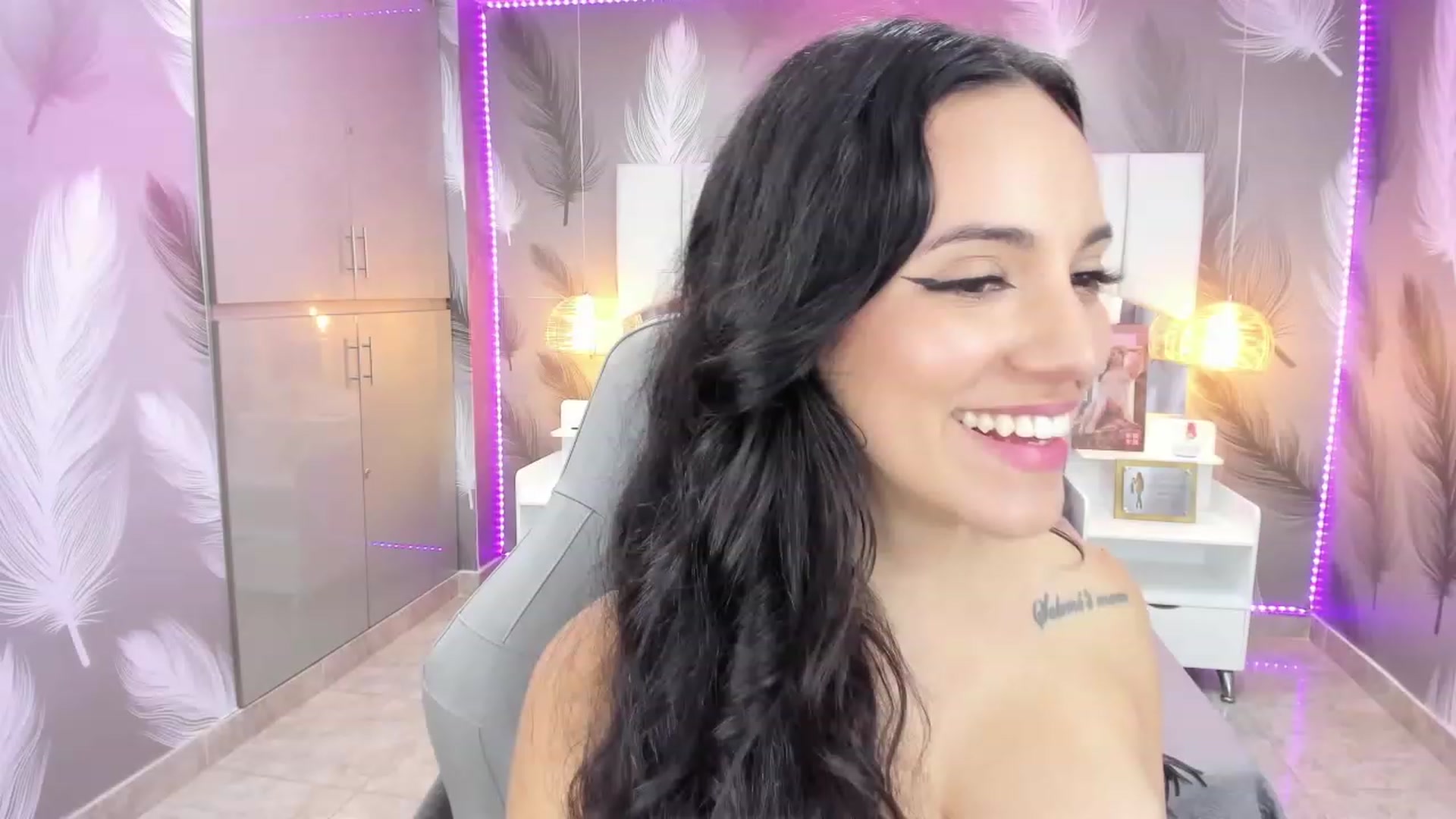Gallery image thumbnail from SkinnyVeronik's myfreecams stream on, 01/04/2023, 18:19 image 7 of 20