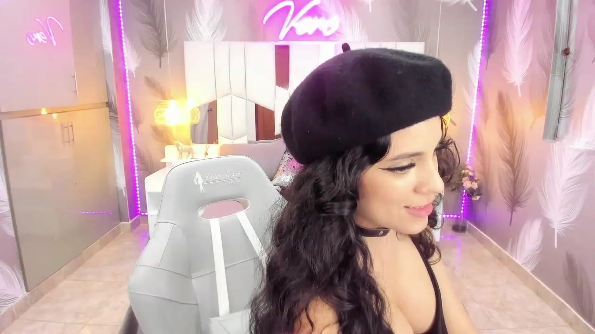 Gallery image thumbnail from SkinnyVeronik's myfreecams stream on, 01/05/2023, 13:03 image 16 of 20