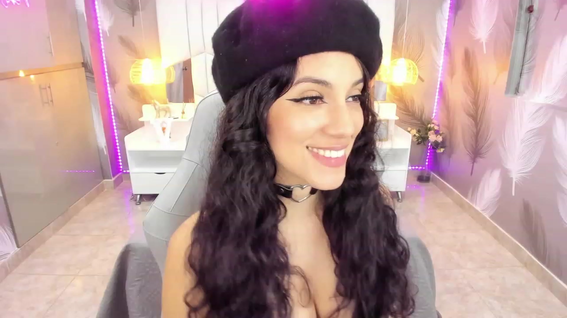 Gallery image thumbnail from SkinnyVeronik's myfreecams stream on, 01/05/2023, 13:03 image 11 of 20