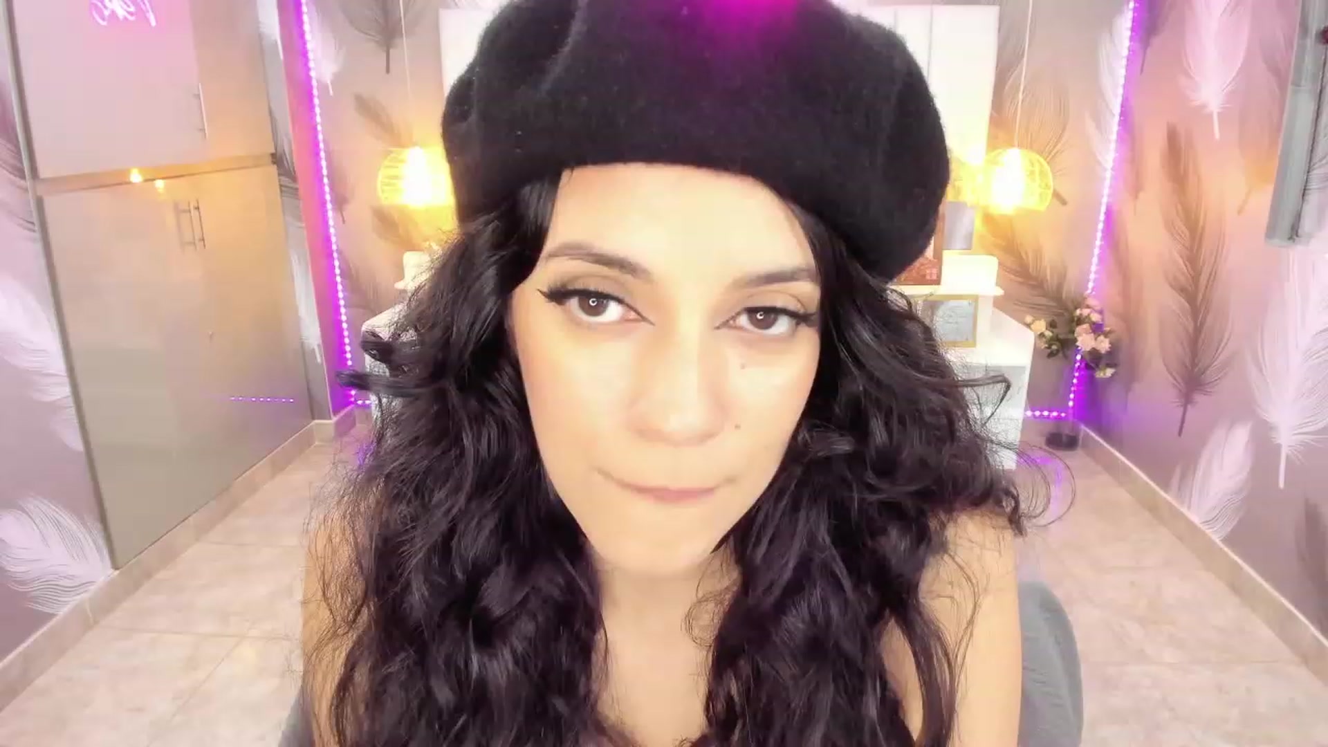 Gallery image thumbnail from SkinnyVeronik's myfreecams stream on, 01/05/2023, 13:03 image 13 of 20