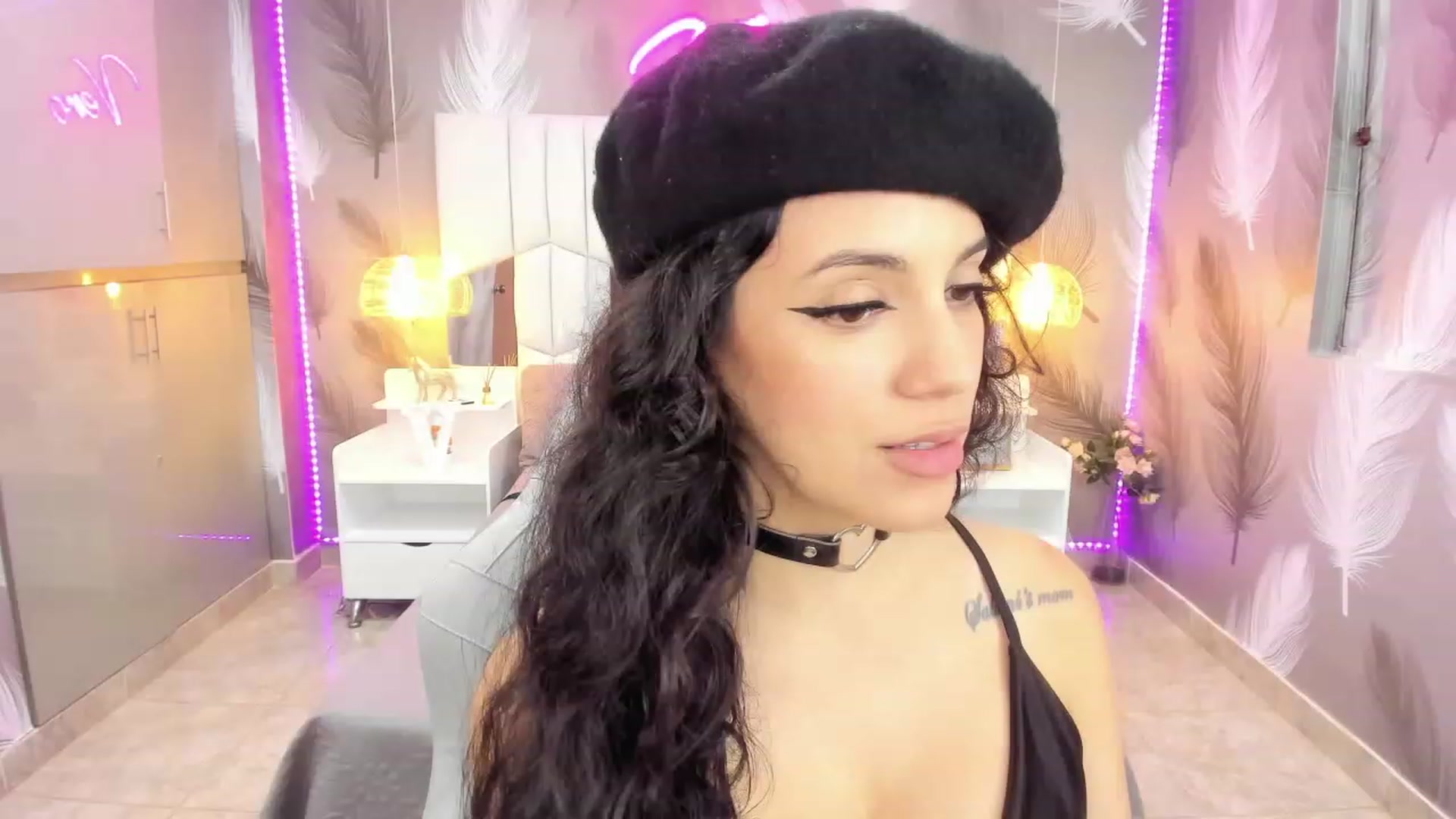 Gallery image thumbnail from SkinnyVeronik's myfreecams stream on, 01/05/2023, 13:22 image 4 of 20