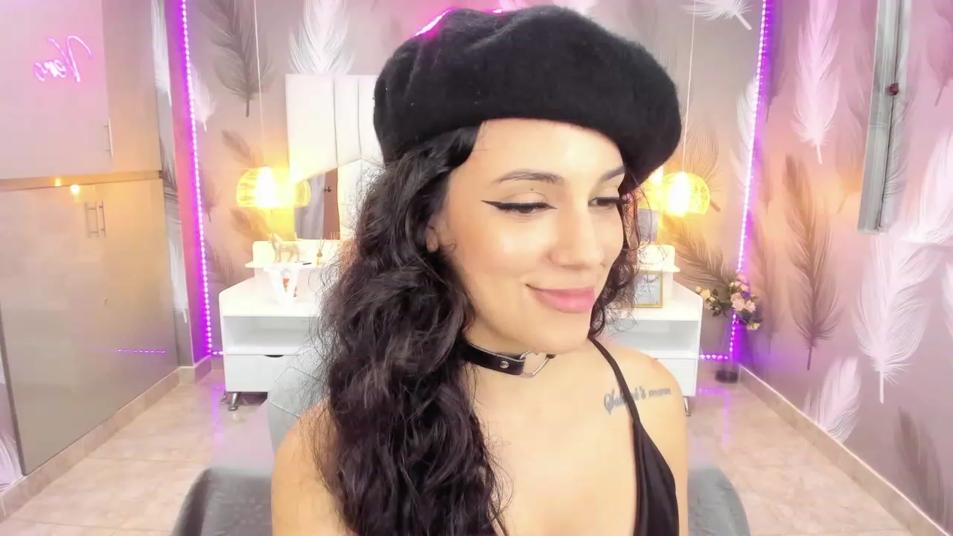 Gallery image thumbnail from SkinnyVeronik's myfreecams stream on, 01/05/2023, 13:22 image 15 of 20