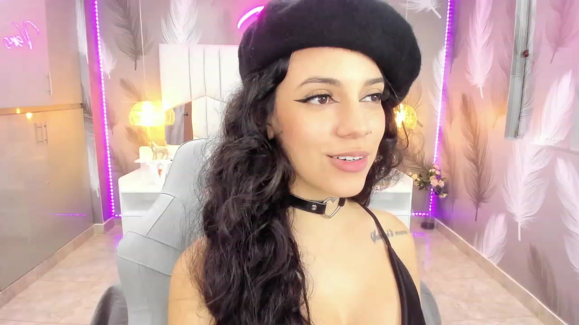 Gallery image thumbnail from SkinnyVeronik's myfreecams stream on, 01/05/2023, 13:22 image 19 of 20