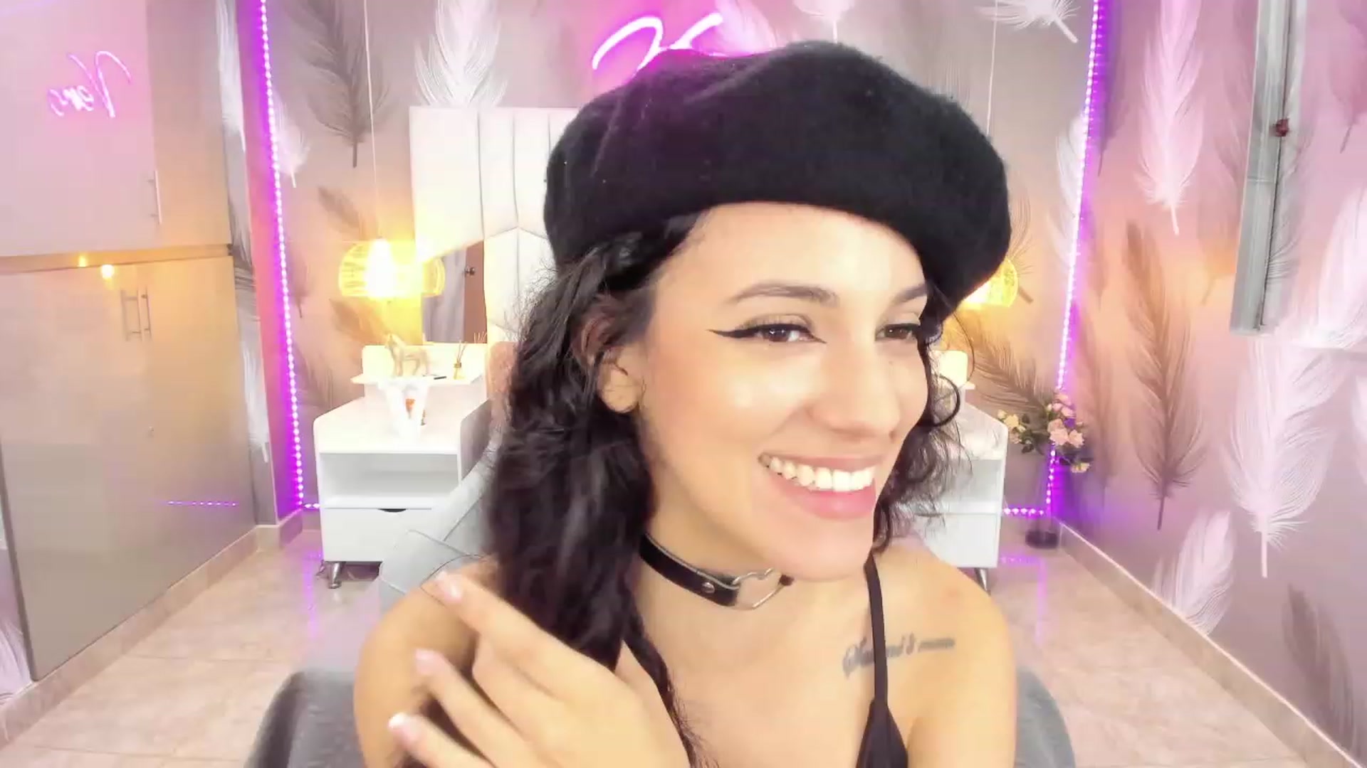 Gallery image thumbnail from SkinnyVeronik's myfreecams stream on, 01/05/2023, 13:22 image 8 of 20
