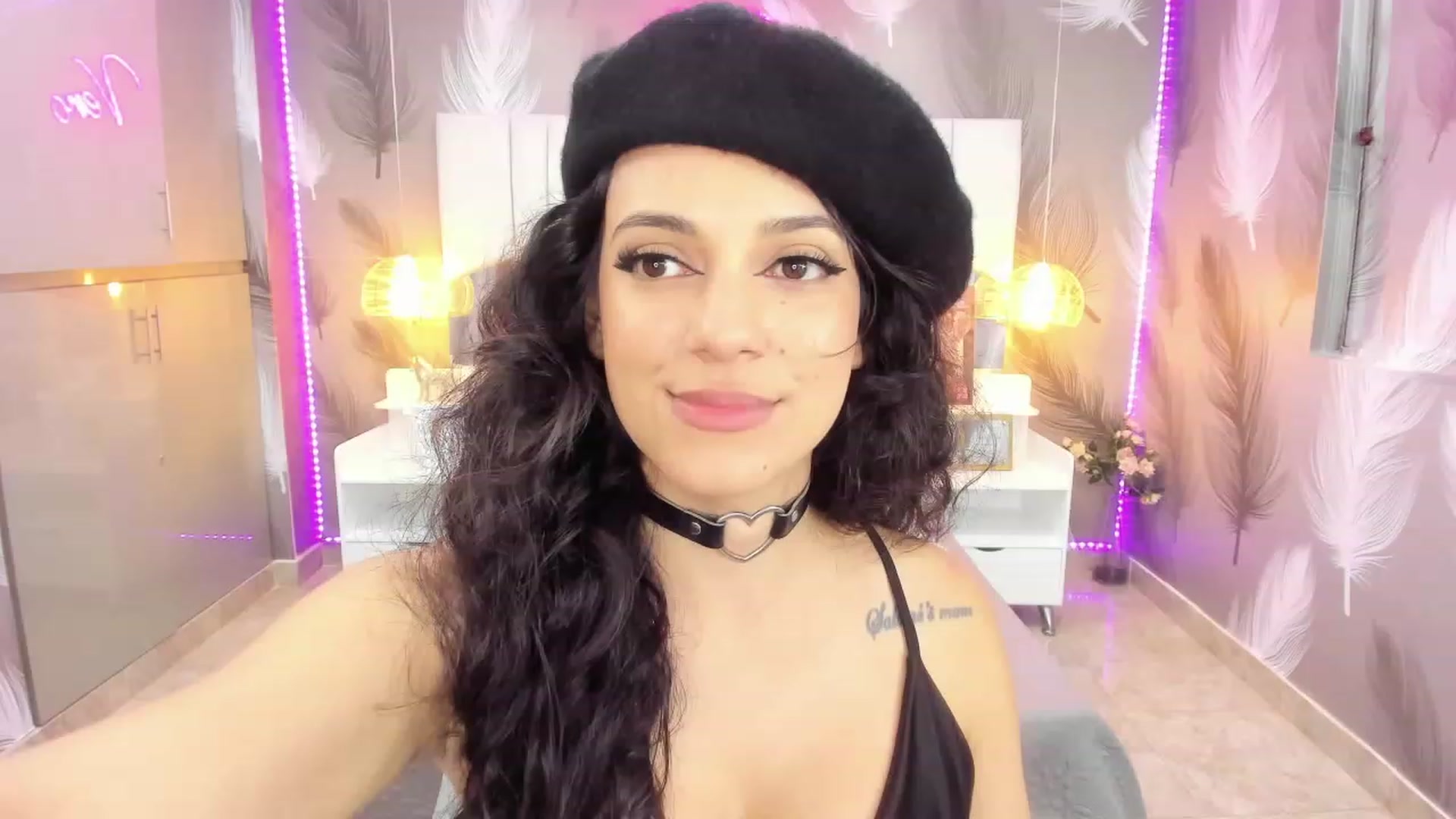Gallery image thumbnail from SkinnyVeronik's myfreecams stream on, 01/05/2023, 13:22 image 16 of 20
