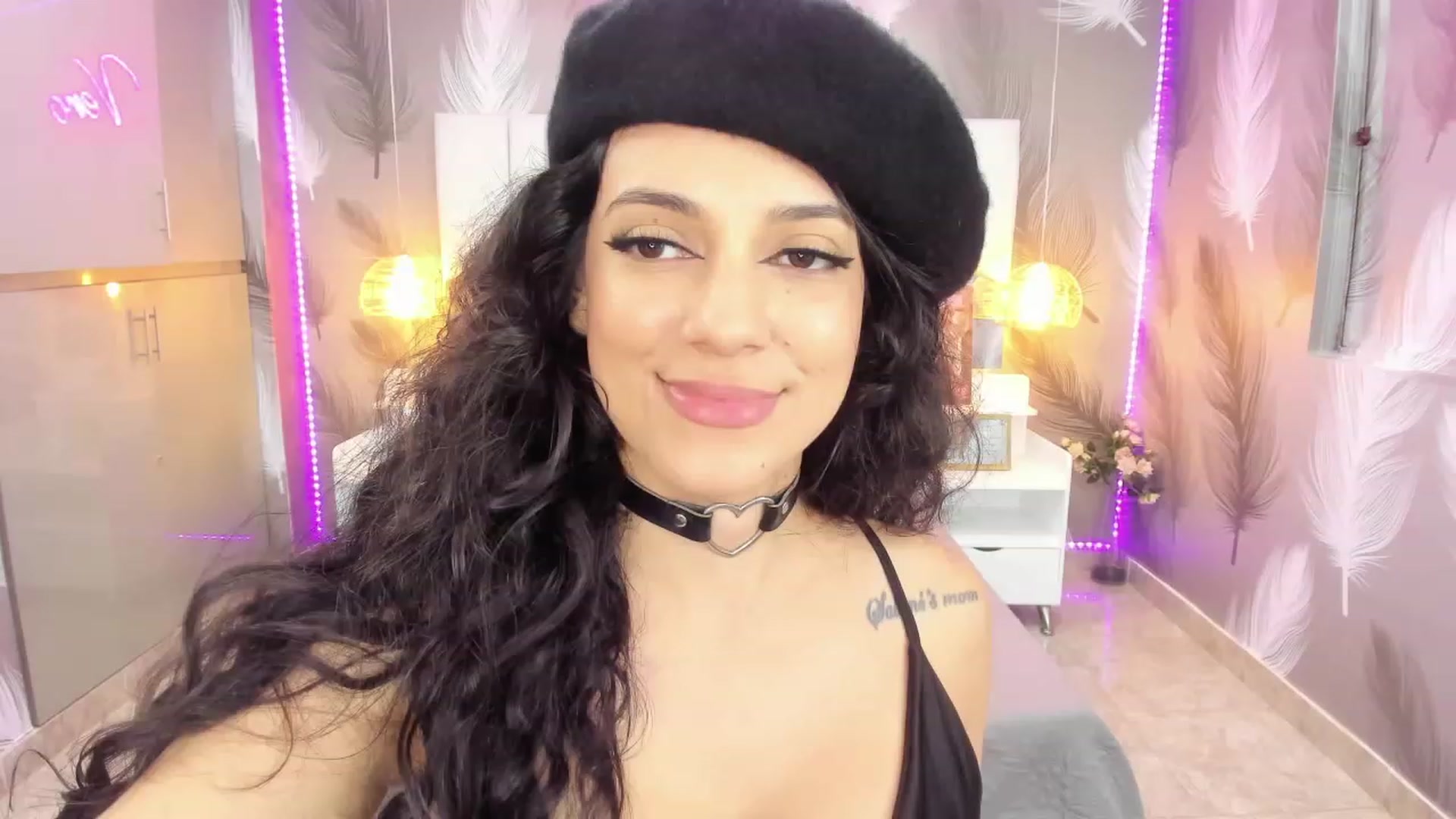 Gallery image thumbnail from SkinnyVeronik's myfreecams stream on, 01/05/2023, 13:22 image 5 of 20