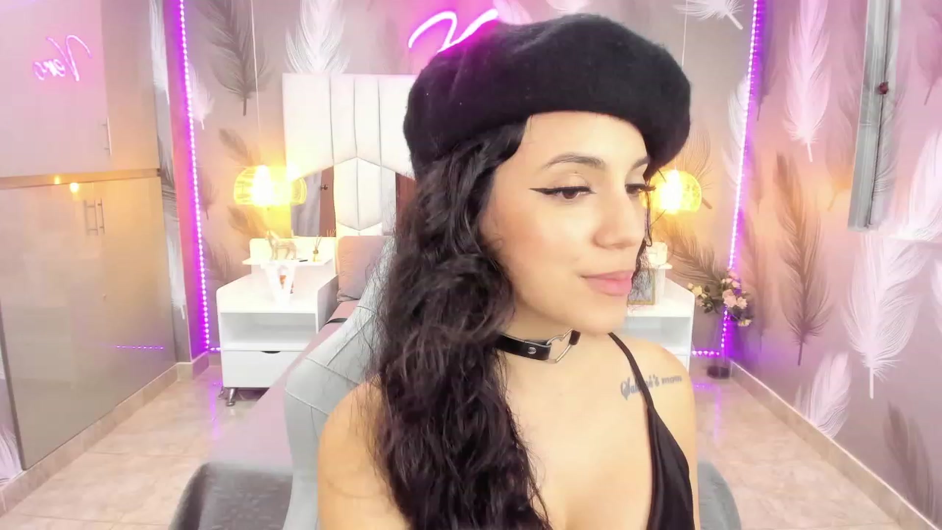 Gallery image thumbnail from SkinnyVeronik's myfreecams stream on, 01/05/2023, 13:22 image 17 of 20