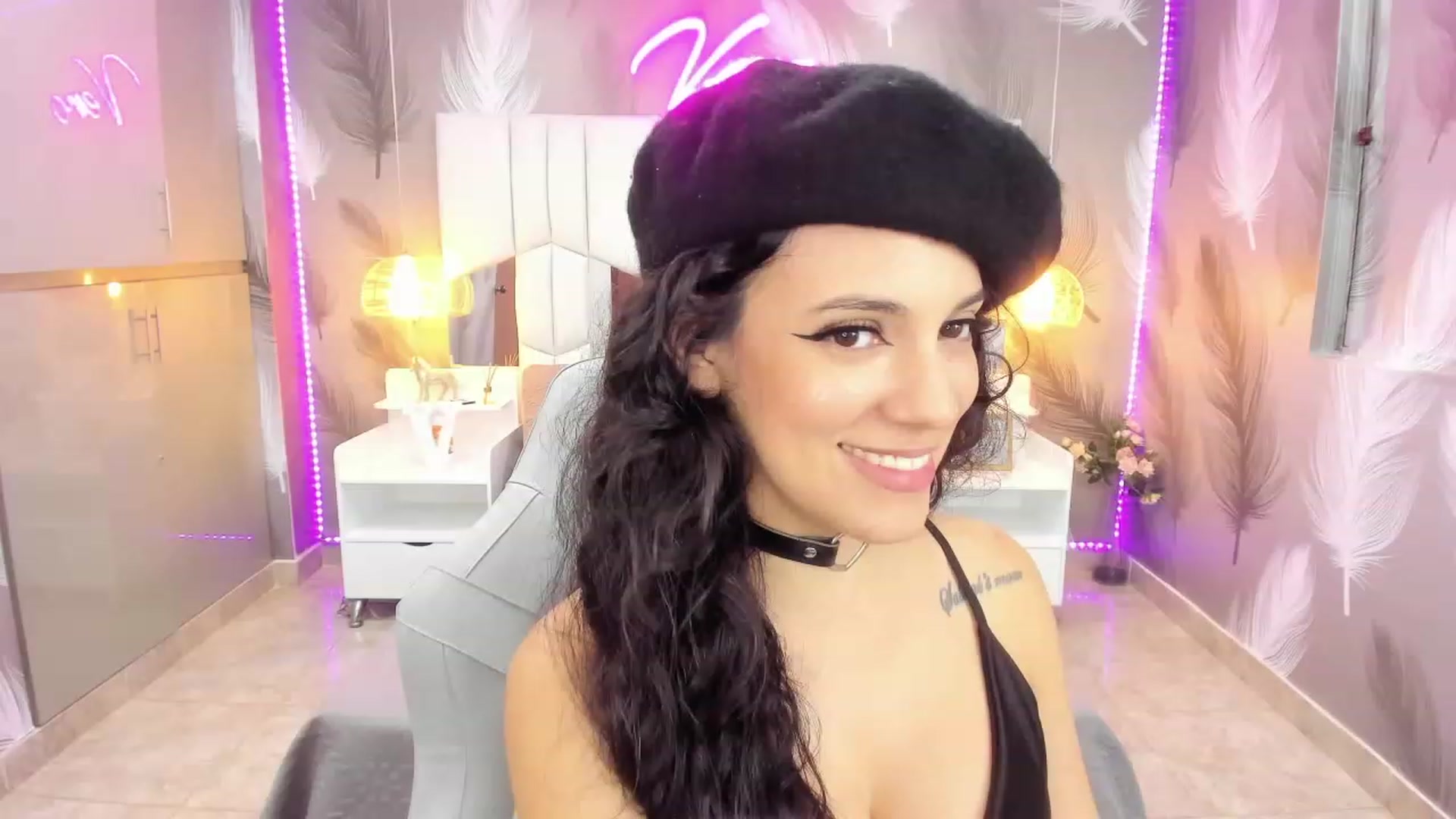 Gallery image thumbnail from SkinnyVeronik's myfreecams stream on, 01/05/2023, 13:22 image 9 of 20
