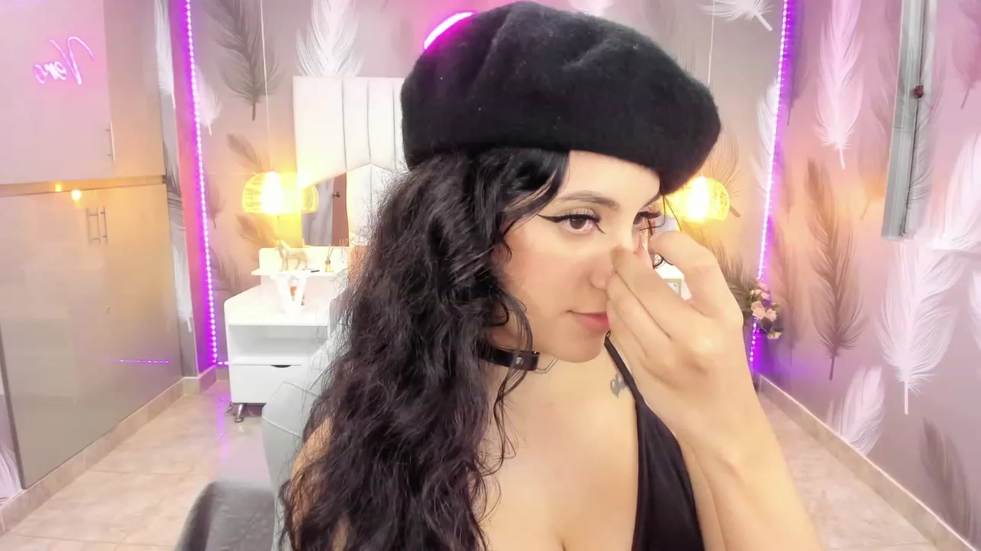 Gallery image thumbnail from SkinnyVeronik's myfreecams stream on, 01/05/2023, 13:22 image 1 of 20