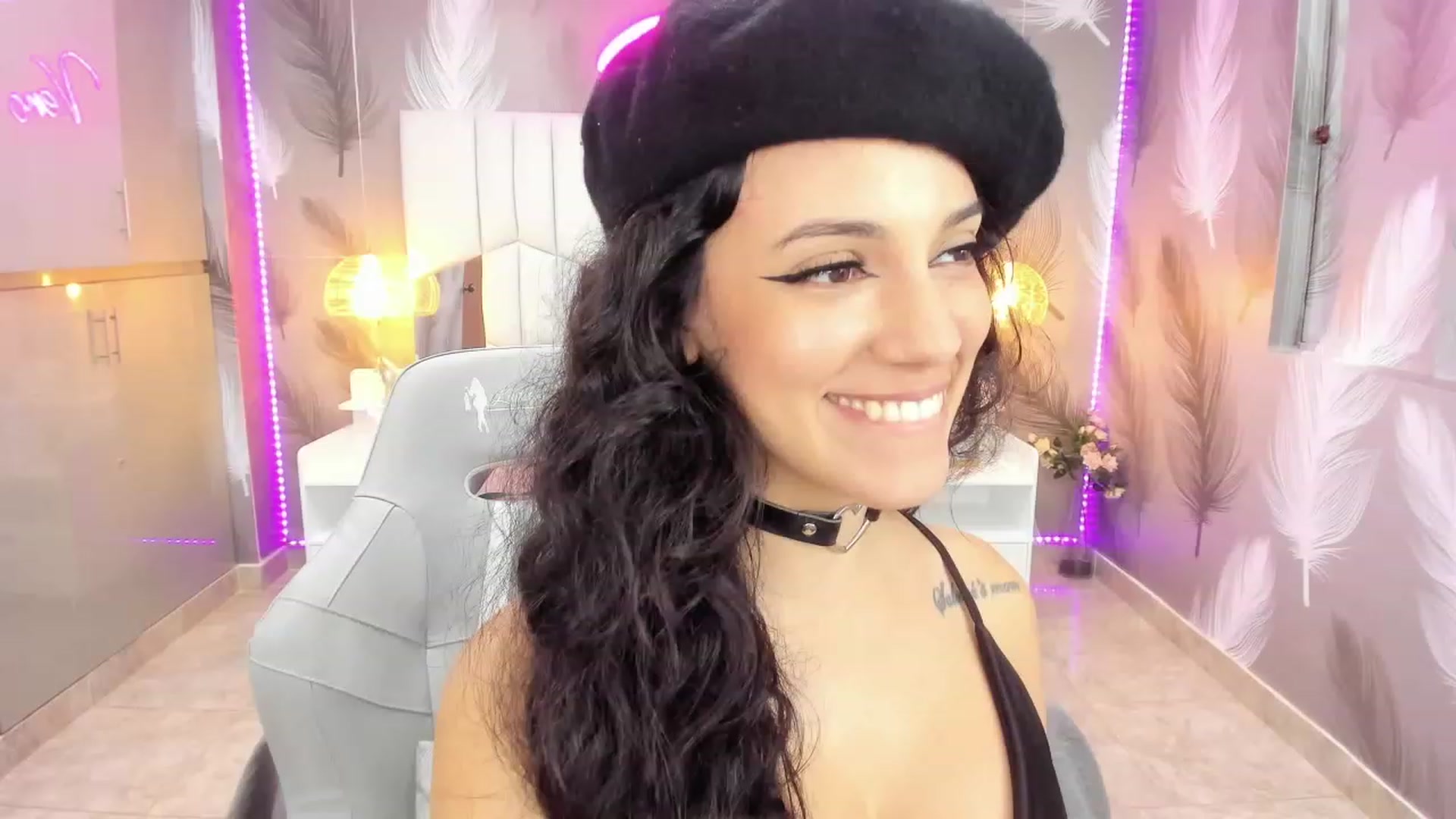 Gallery image thumbnail from SkinnyVeronik's myfreecams stream on, 01/05/2023, 13:22 image 18 of 20