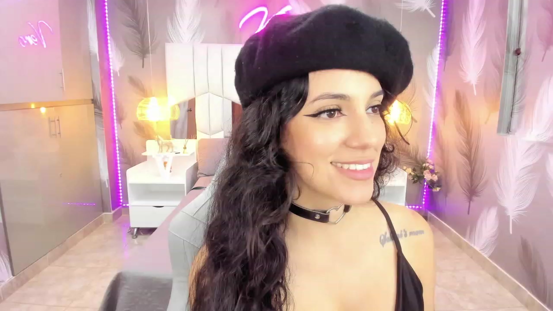 Gallery image thumbnail from SkinnyVeronik's myfreecams stream on, 01/05/2023, 13:22 image 3 of 20