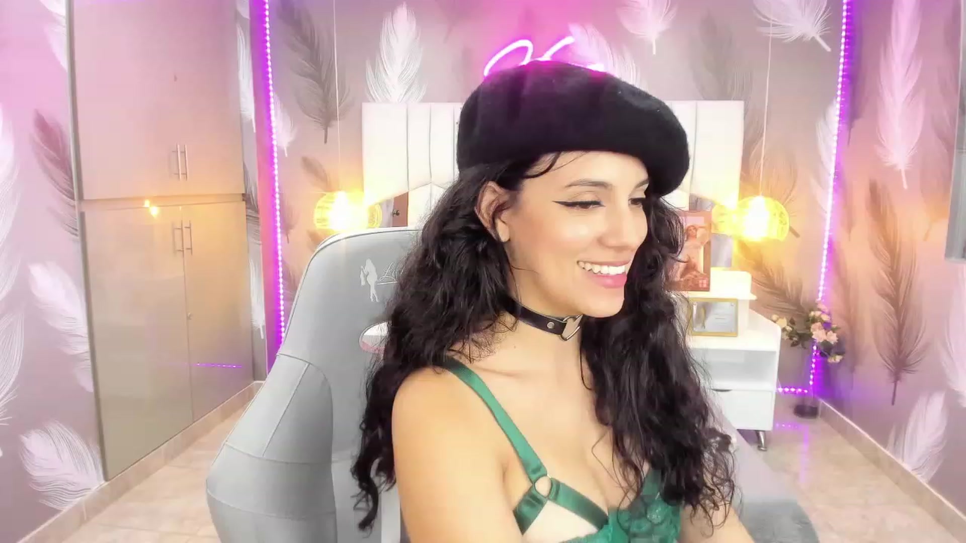 Gallery image thumbnail from SkinnyVeronik's myfreecams stream on, 01/05/2023, 14:47 image 14 of 20