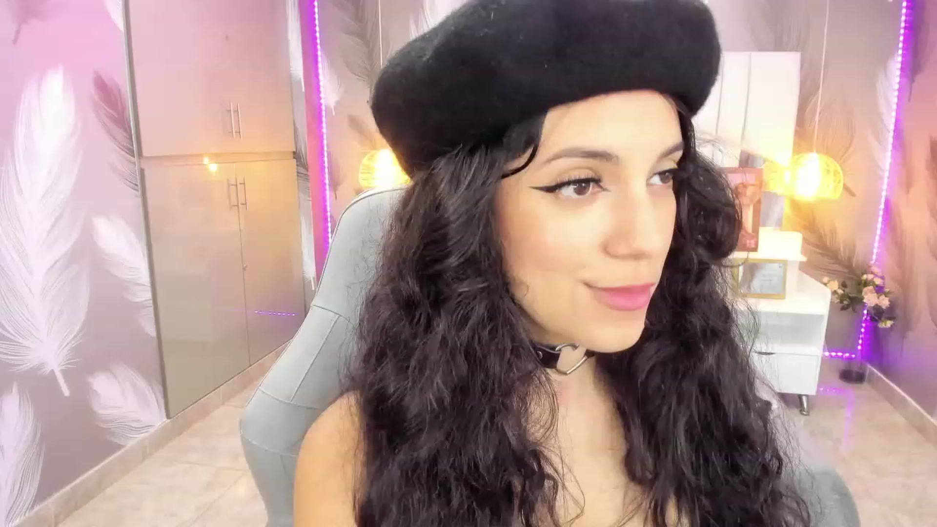 Gallery image thumbnail from SkinnyVeronik's myfreecams stream on, 01/05/2023, 14:47 image 2 of 20