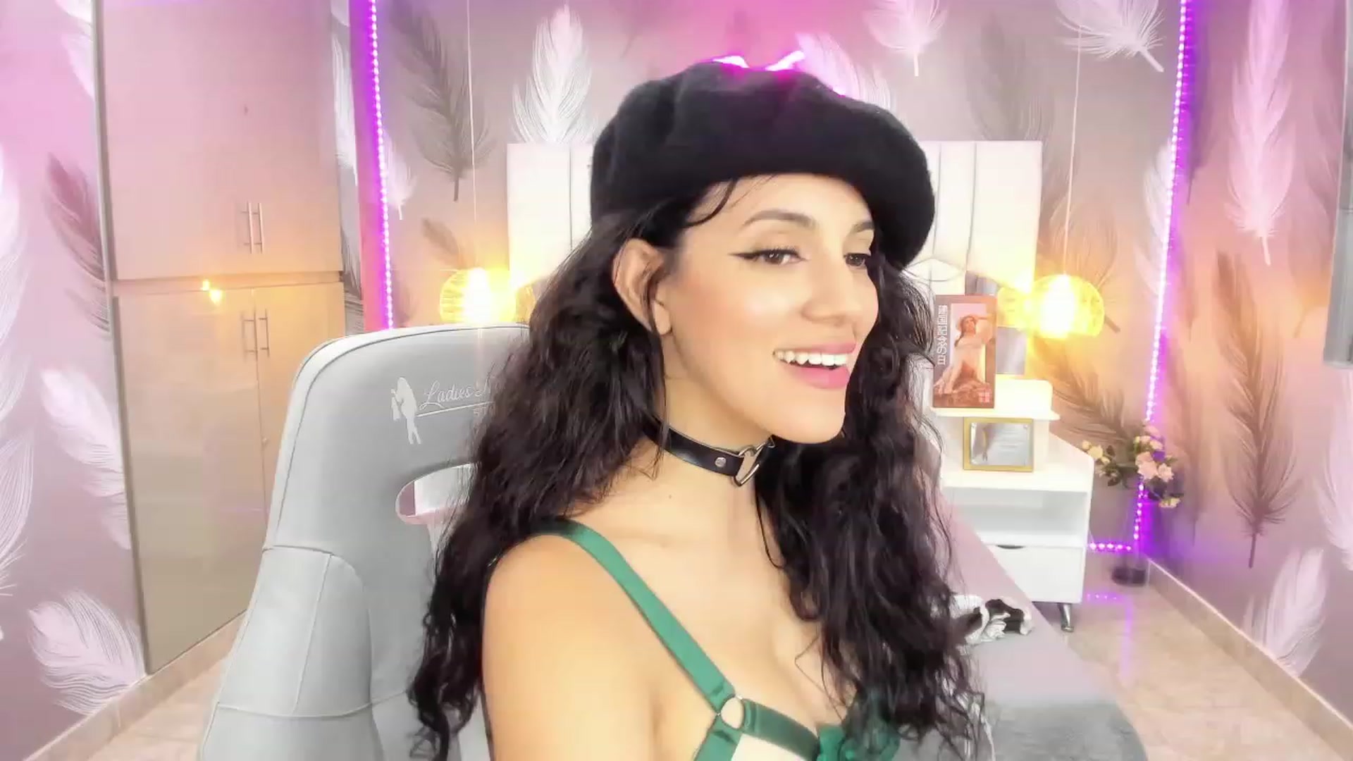 Gallery image thumbnail from SkinnyVeronik's myfreecams stream on, 01/05/2023, 14:47 image 9 of 20