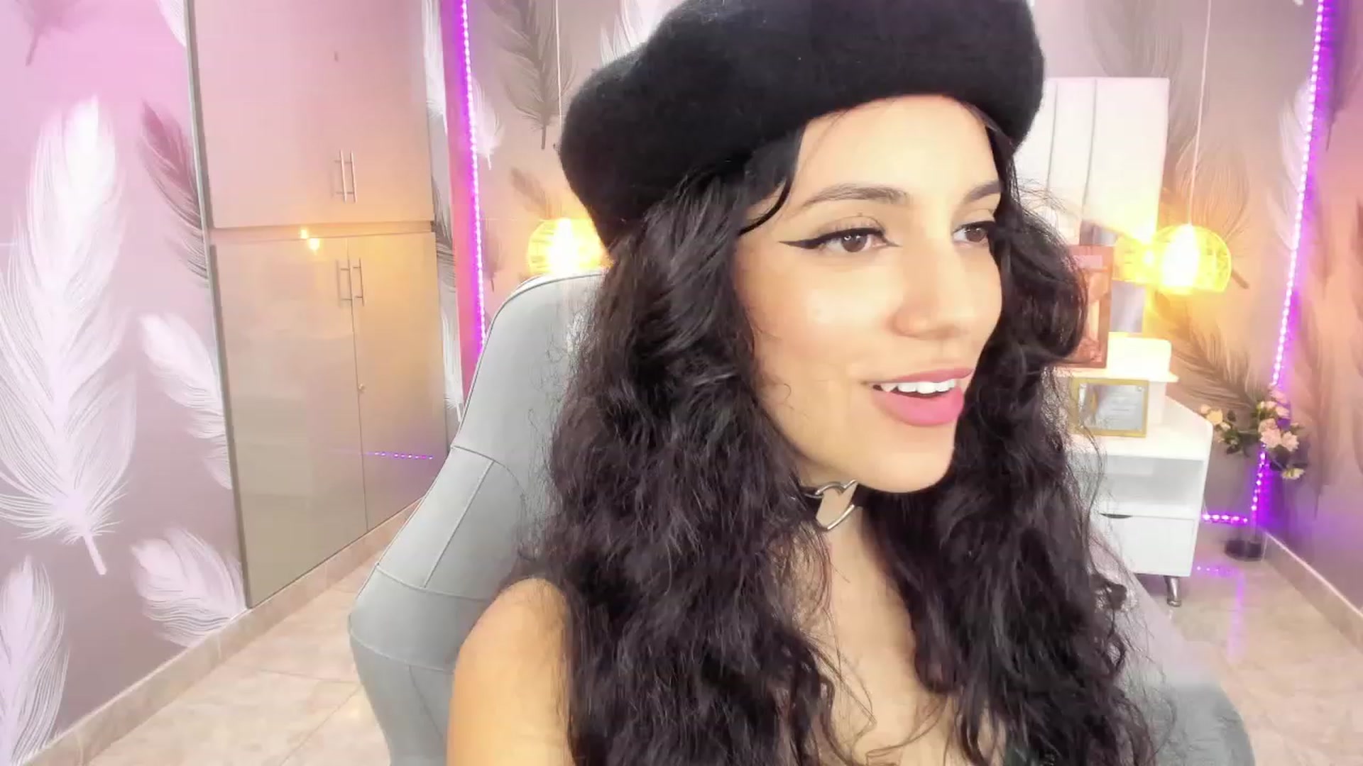 Gallery image thumbnail from SkinnyVeronik's myfreecams stream on, 01/05/2023, 14:47 image 5 of 20
