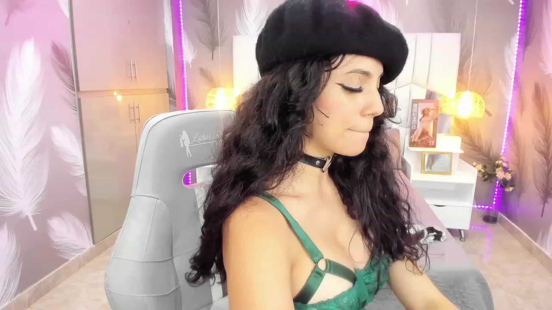 Gallery image thumbnail from SkinnyVeronik's myfreecams stream on, 01/05/2023, 14:47 image 6 of 20