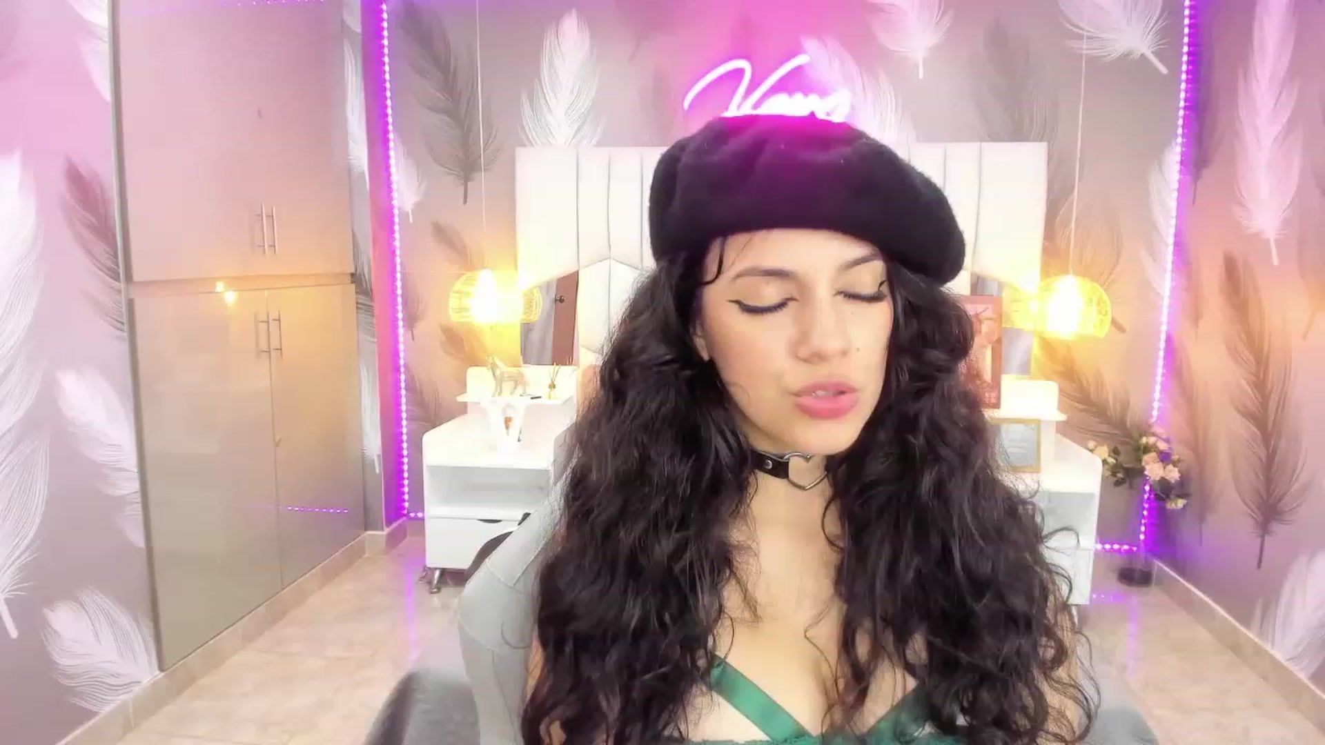Gallery image thumbnail from SkinnyVeronik's myfreecams stream on, 01/05/2023, 14:47 image 18 of 20